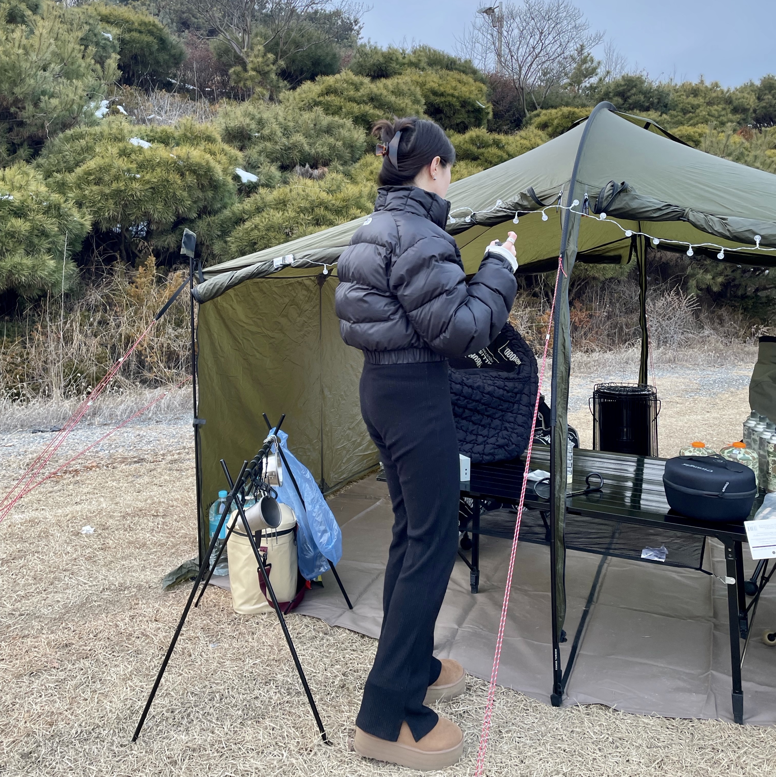 (W) The North Face Phlego Synthetic Insulated Jacket Black, (W) UGG Classic Mini Platform Boots Chestnut 착용 스타일 - 2