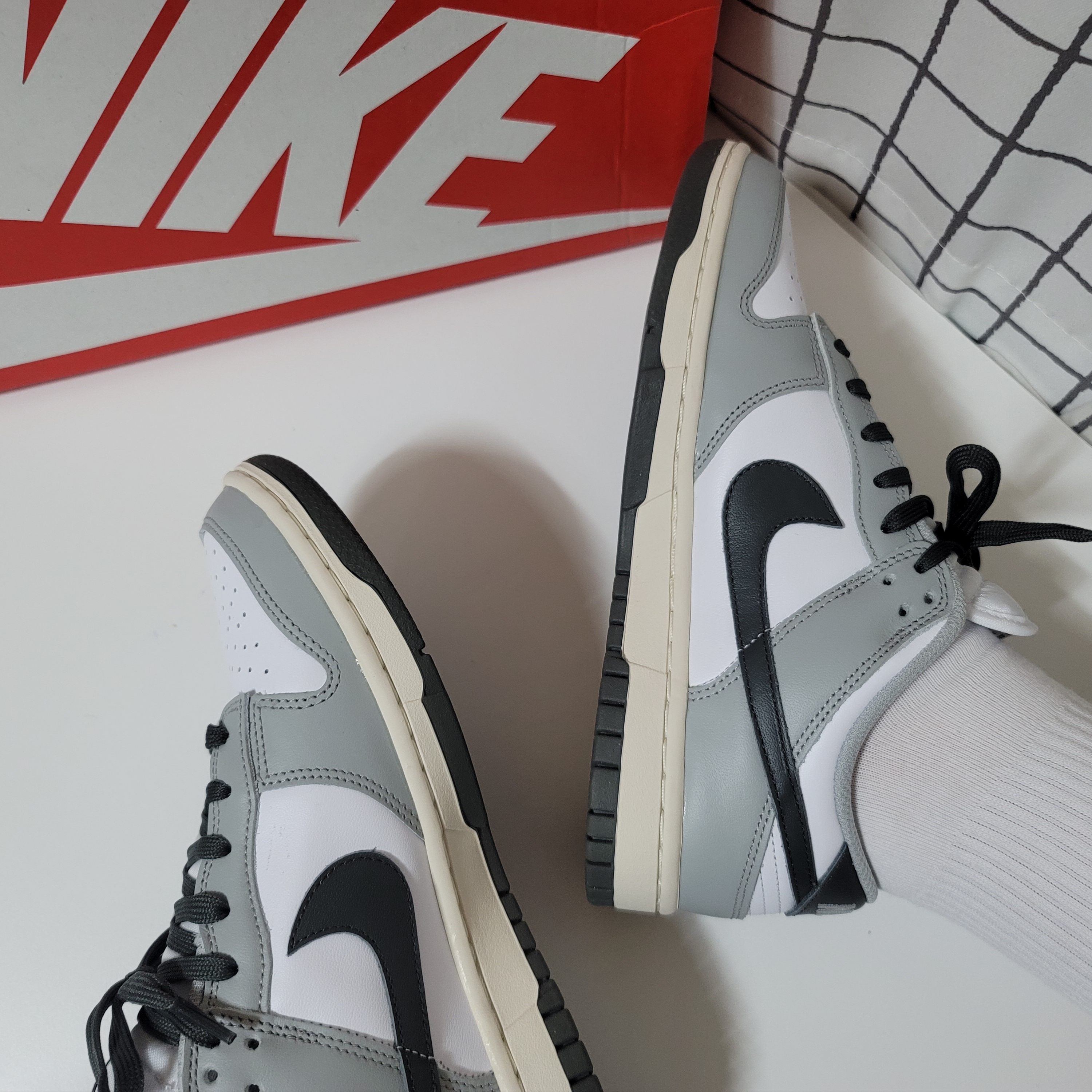 (W) Nike Dunk Low Light Smoke Grey 착용 스타일 - 2