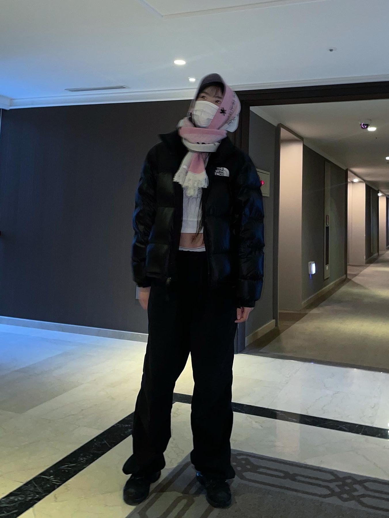 The North Face Nuptse Hybrid Down Ball Jacket Black, Salomon XA Pro 3D Black Magnet 착용 스타일 - 3