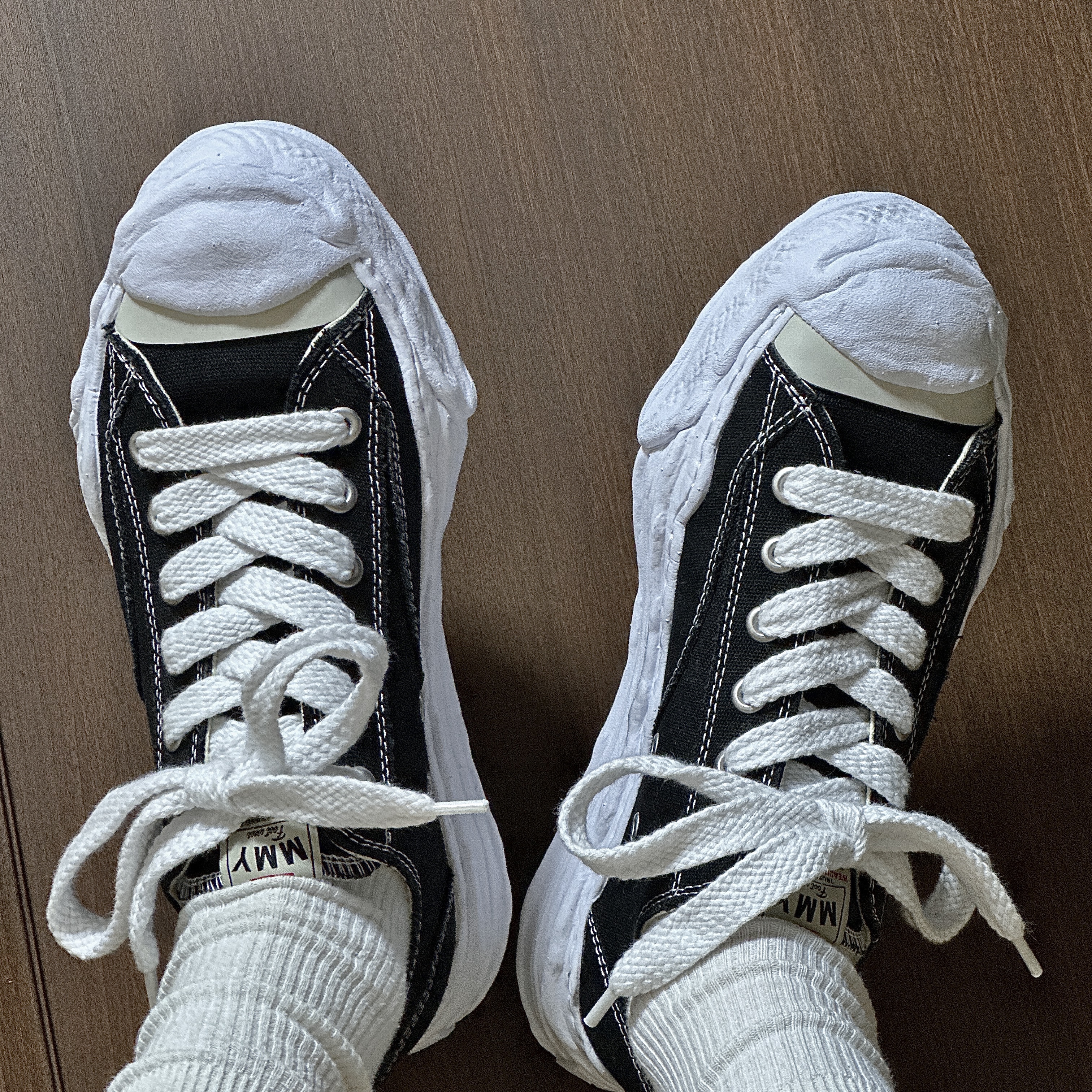 Maison Mihara Yasuhiro Hank OG Sole Canvas Low-top Sneakers Black 착용 스타일
