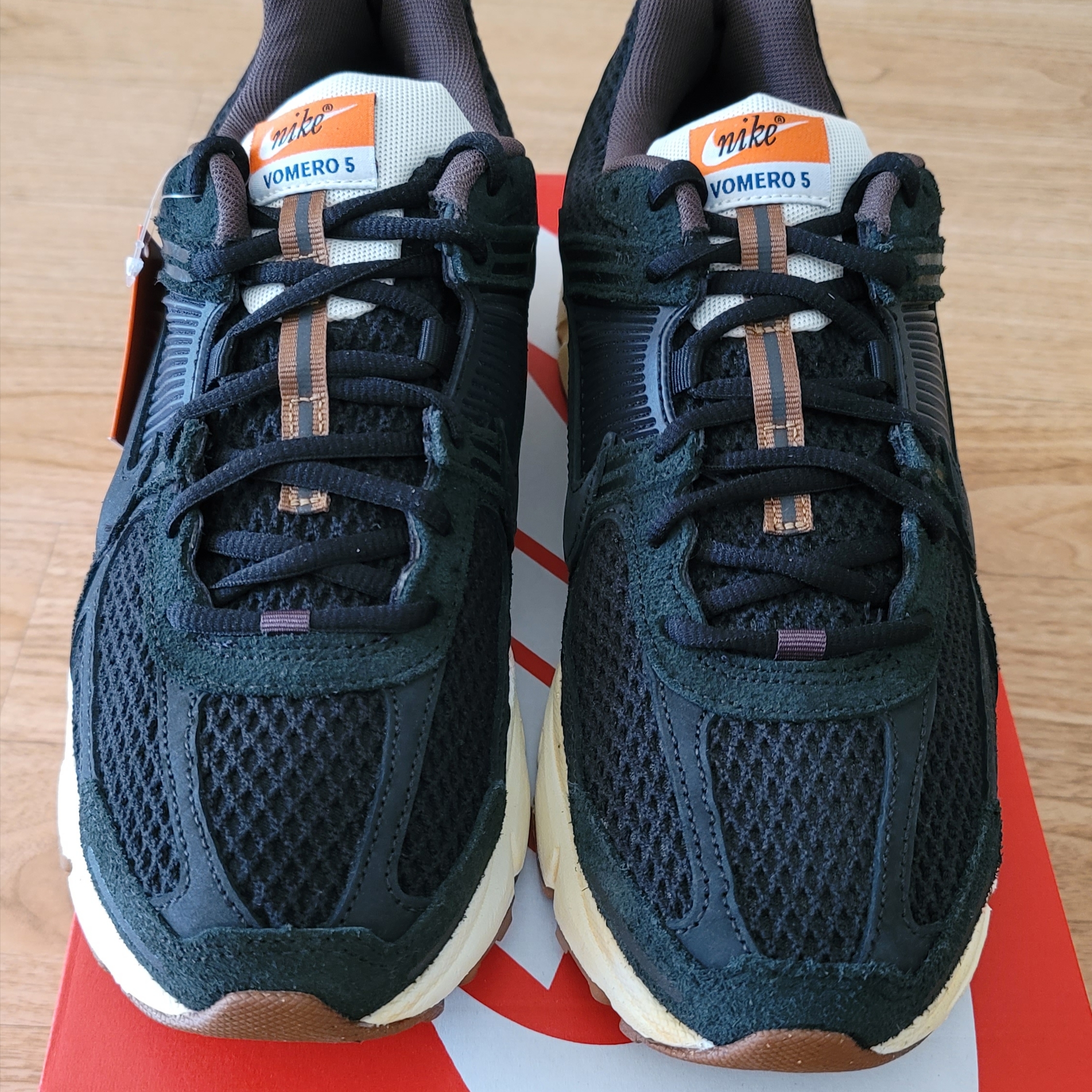 (W) Nike Zoom Vomero 5 Black 착용 스타일 - 1
