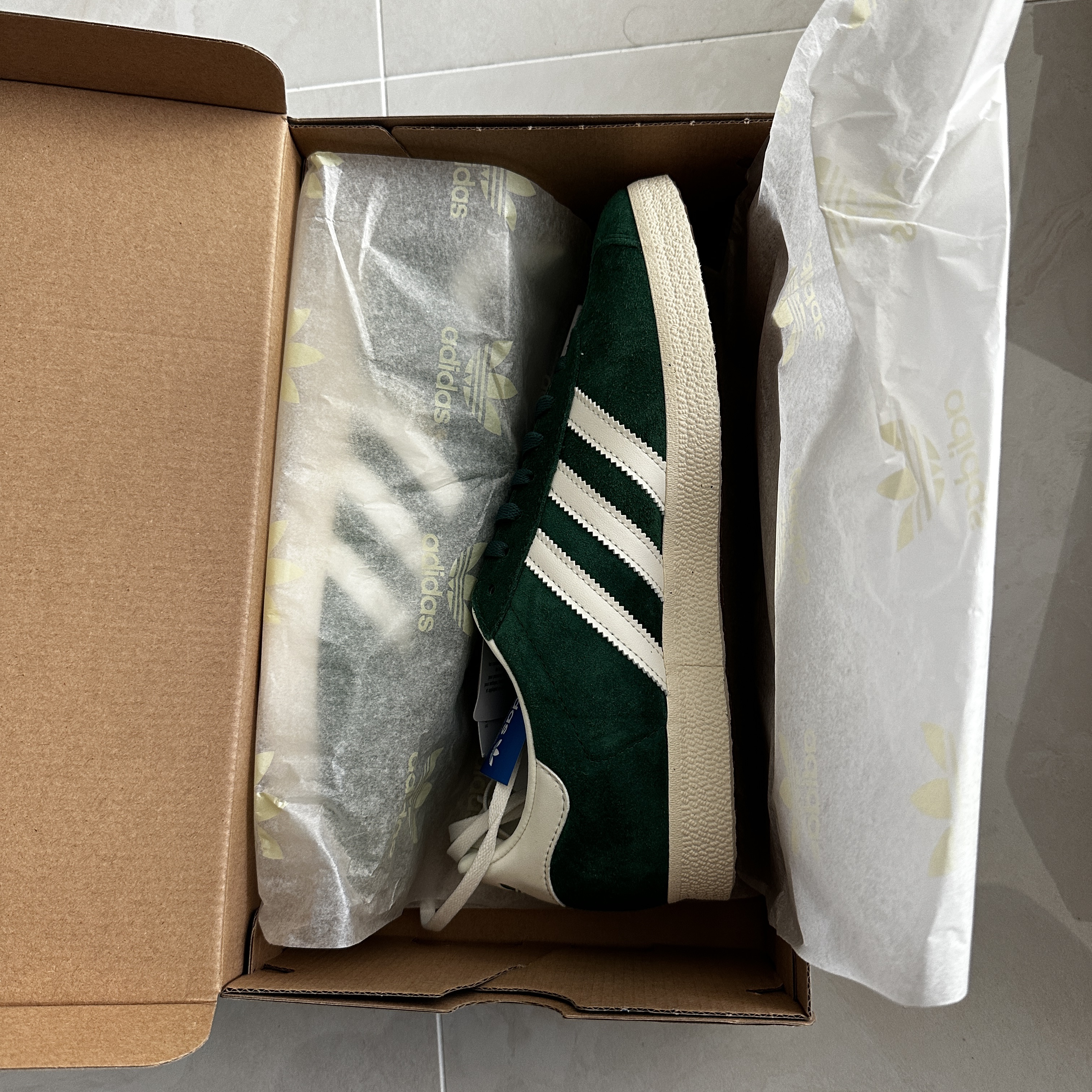 Adidas Gazelle Dark Green Cream White, Nike Air Force 1 '07 Black White 착용 스타일 - 4