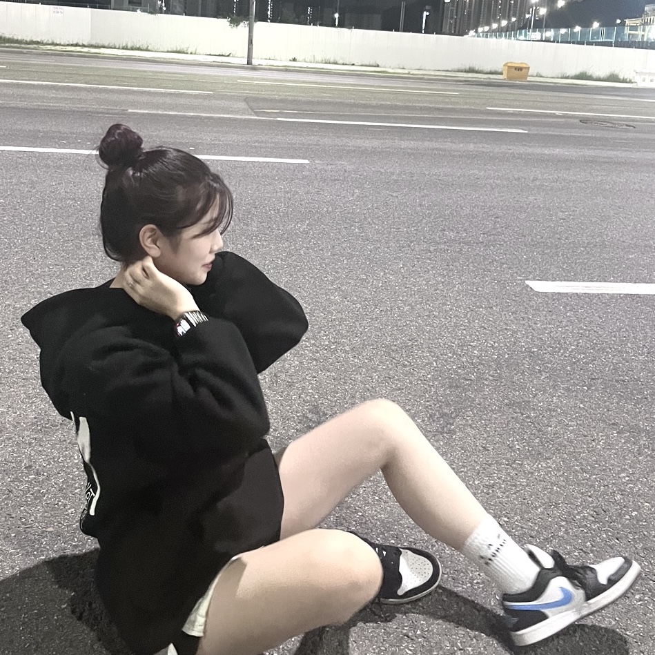 (W) Jordan 1 Low Black University Blue 착용 스타일 - 2