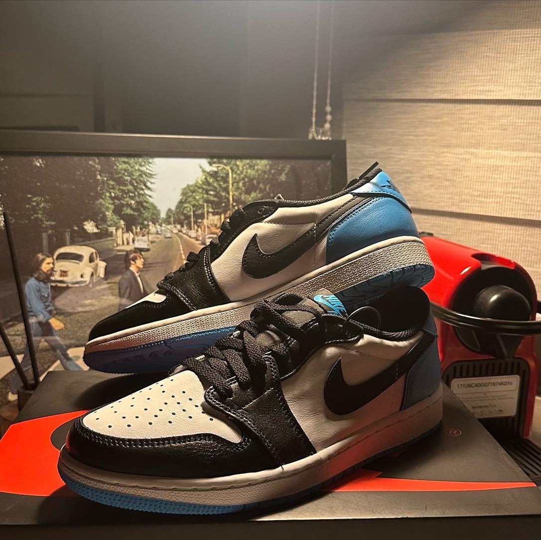 Jordan 1 Retro Low OG Black and Dark Powder Blue 착용 스타일