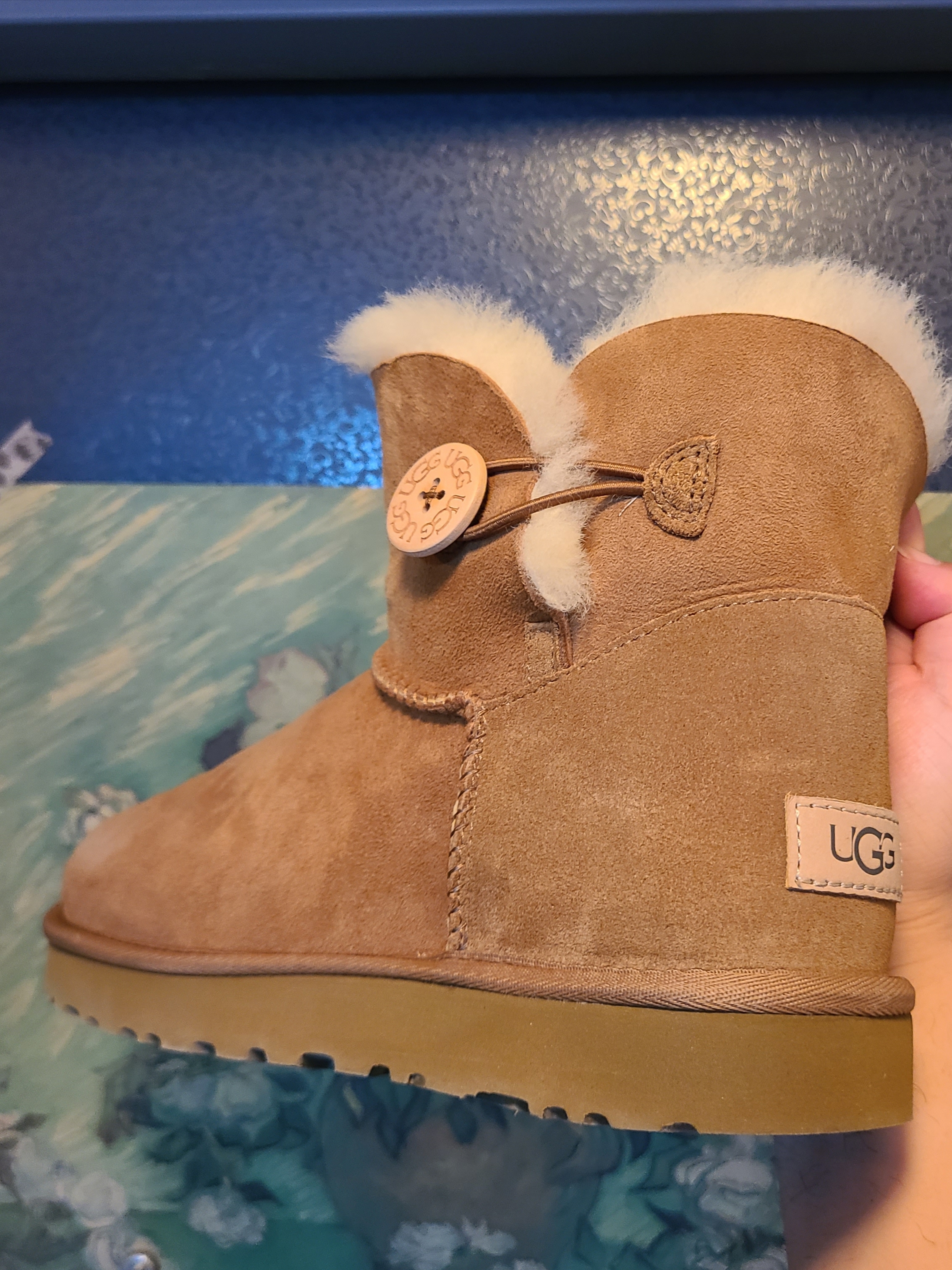 (W) UGG Mini Bailey Button II Boots Chestnut, Ader Error Afold Muffler Navy 착용 스타일 - 2