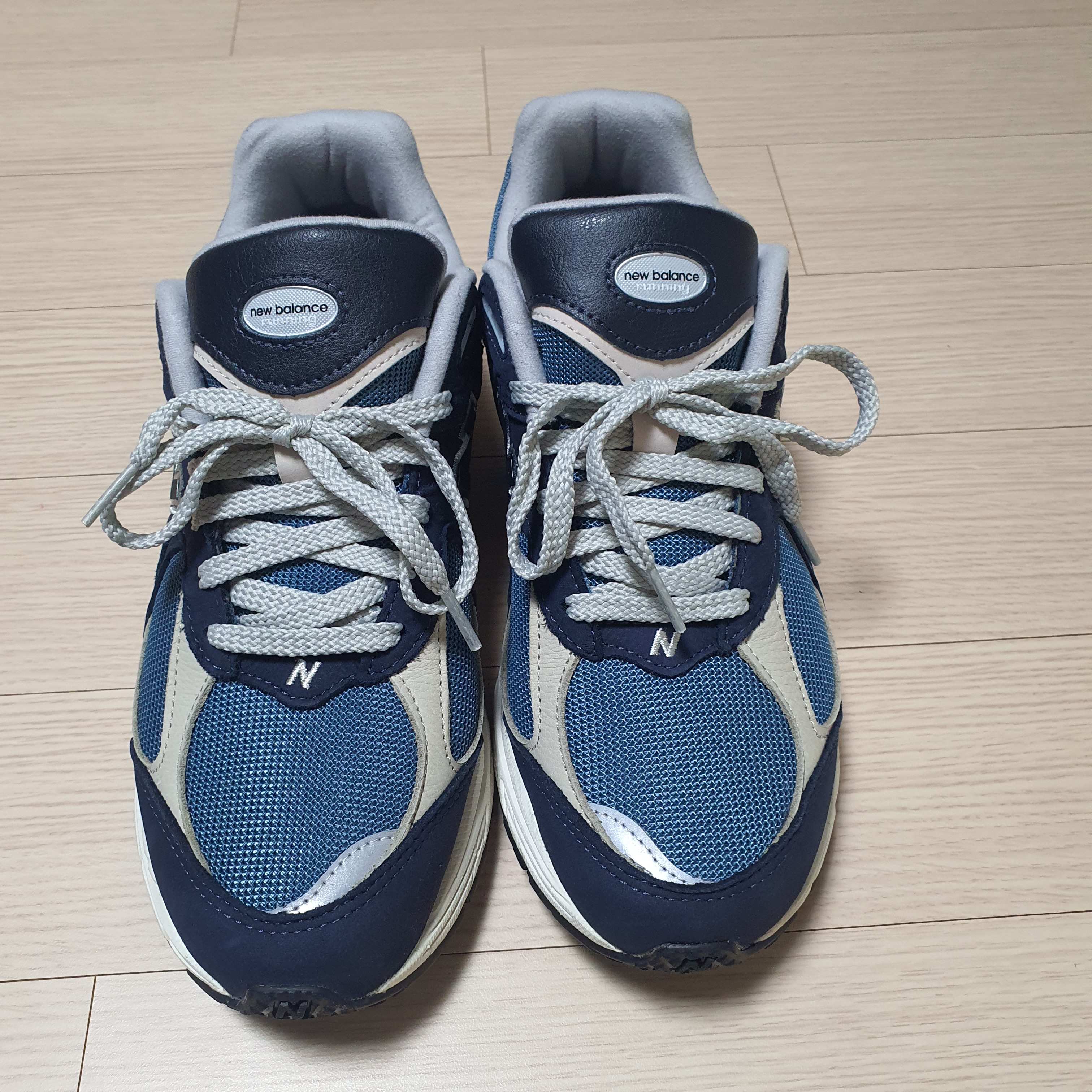 New Balance 2002R Dark Navy 착용 스타일 - 4