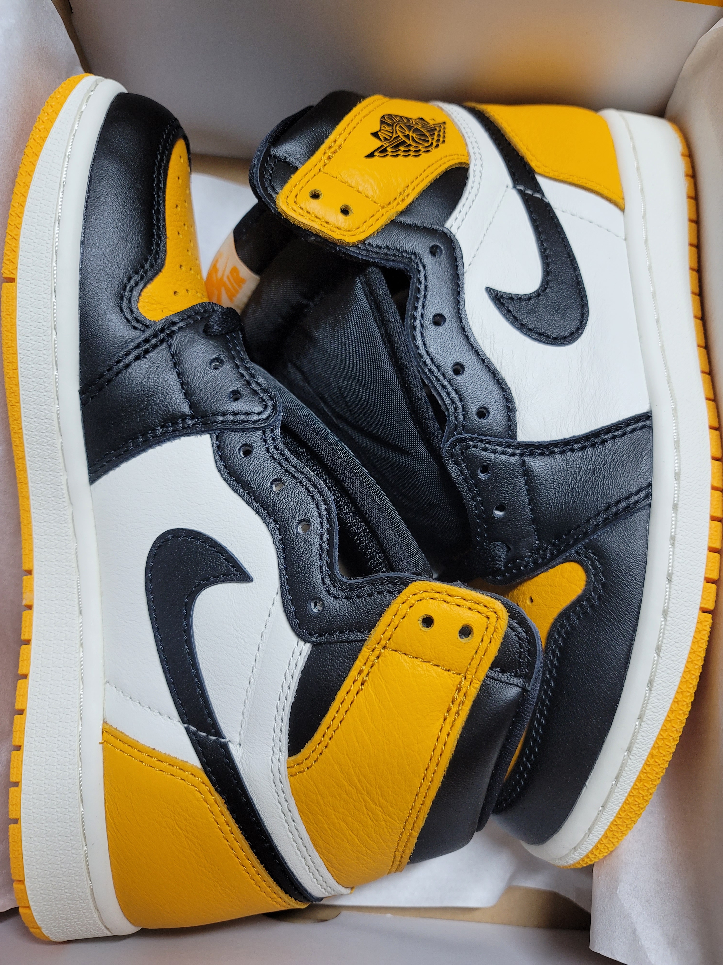 Jordan 1 Retro High OG Taxi, Jordan 1 Retro High OG University Gold Light Bordeaux 착용 스타일 - 1