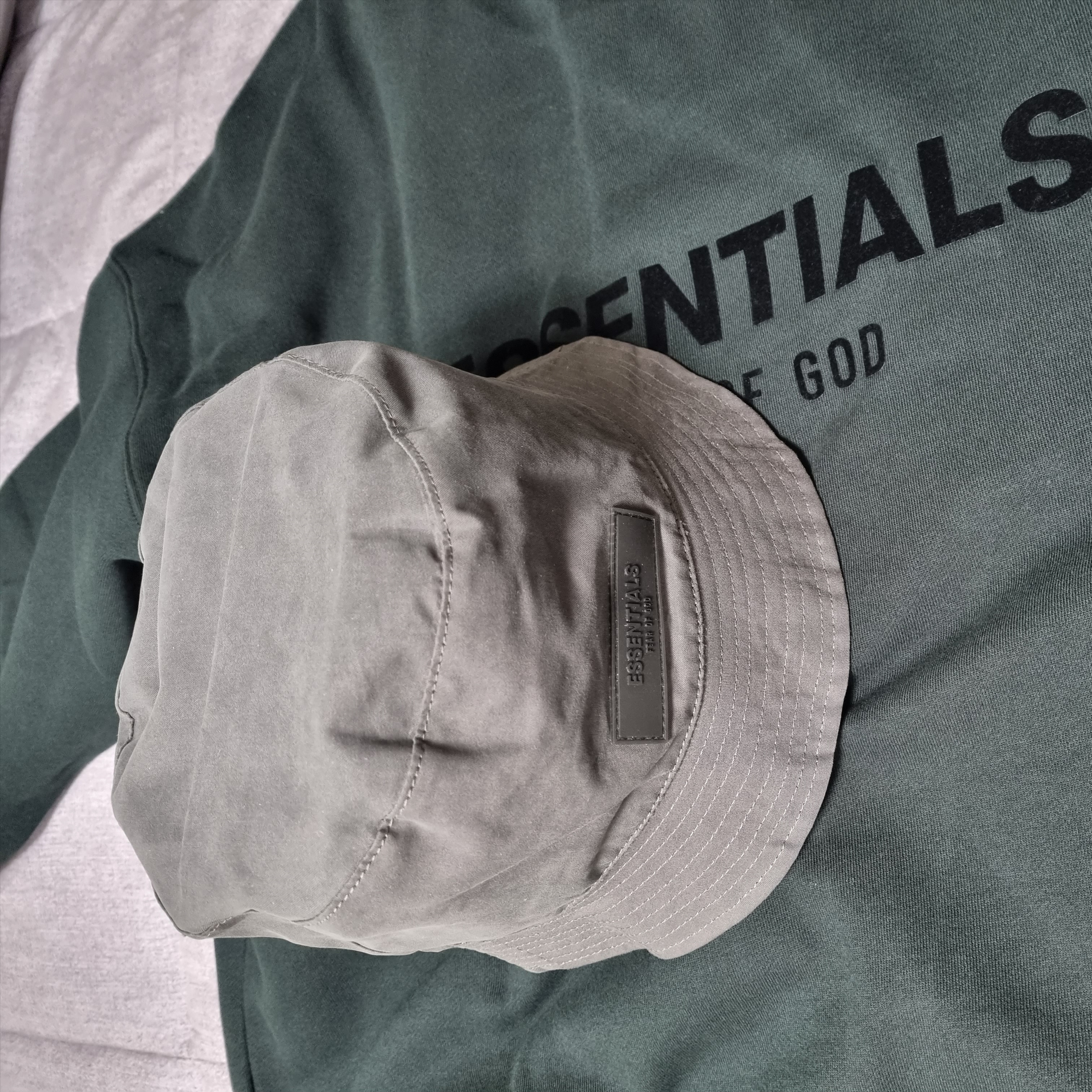 Essentials Bucket Hat Off Black - 22FW, Essentials The Core Collection Crewneck Sweatshirt Stretch Limo 착용 스타일