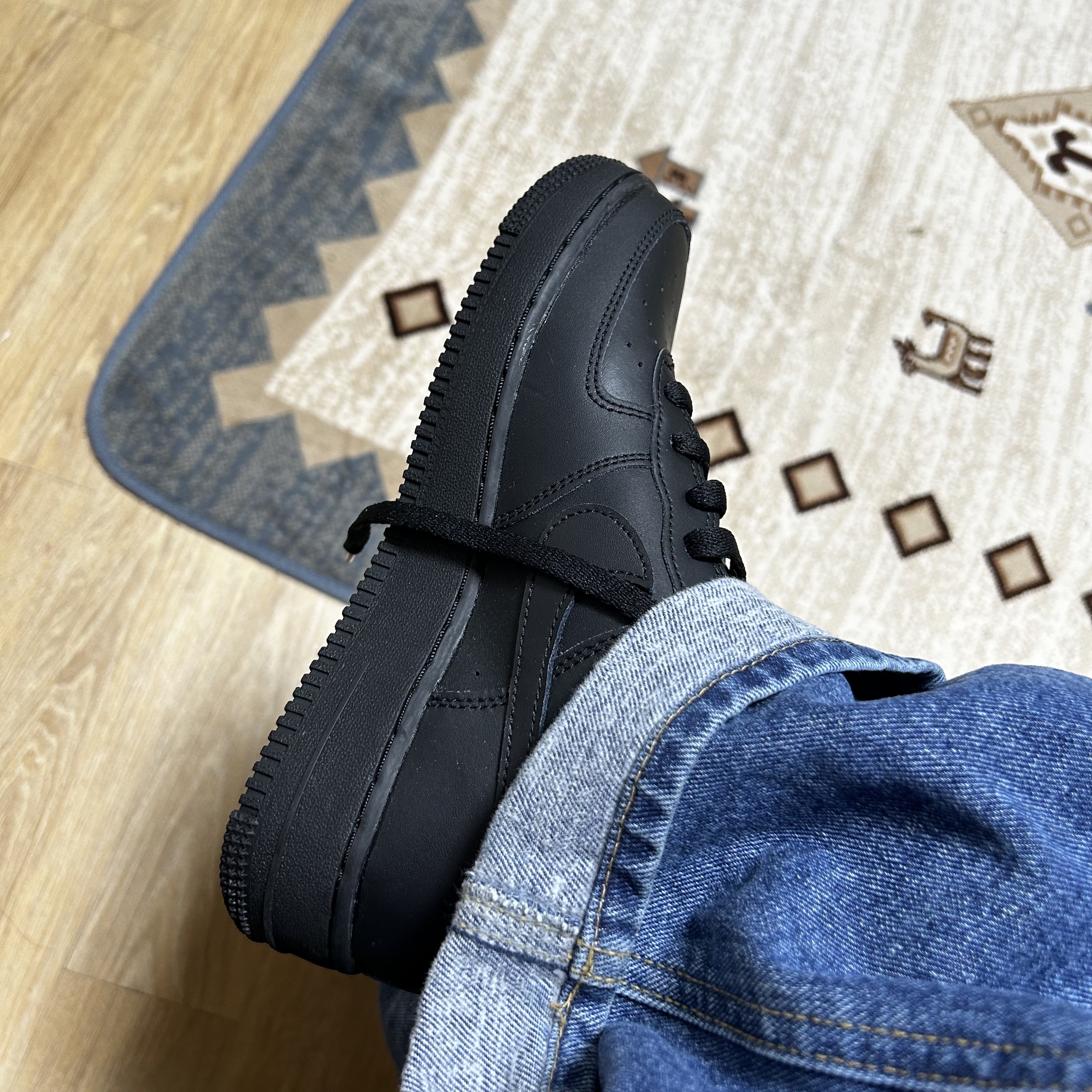 (GS) Nike Air Force 1 LE Black 착용 스타일 - 2