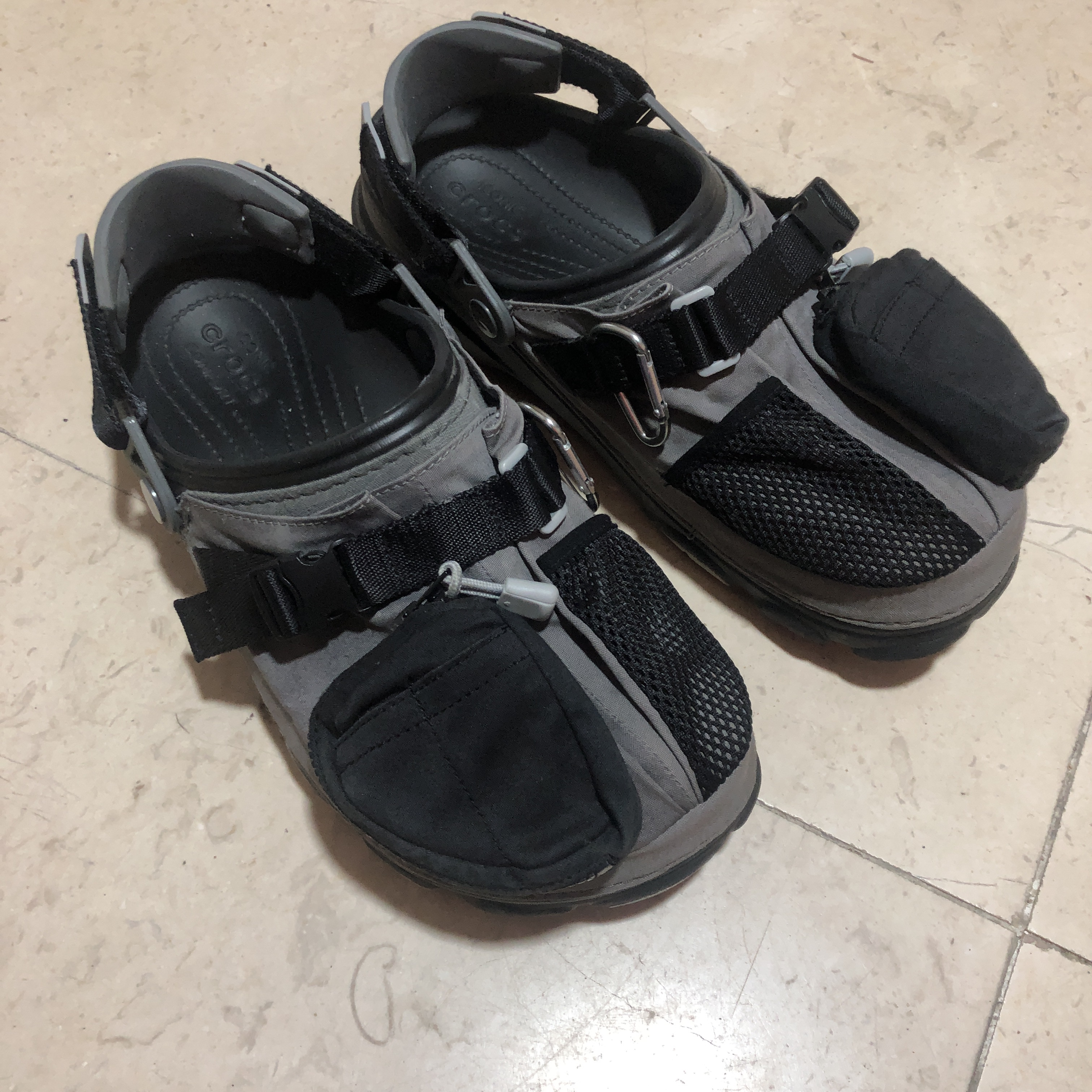 Crocs x Beams Classic All Terrain Mountain Parka Clog Grey 착용 스타일 - 1