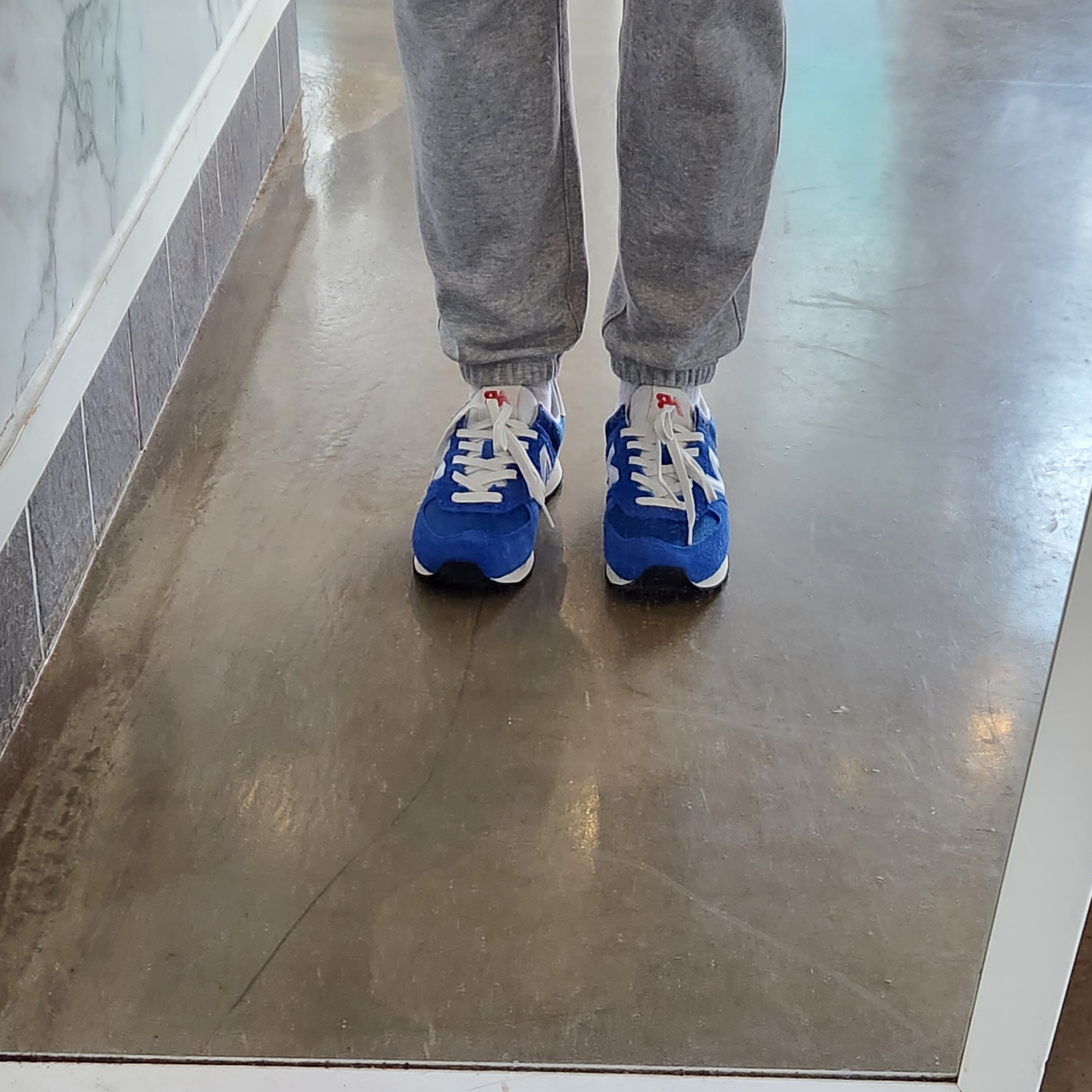 New Balance 574 Heritage Blue White 착용 스타일 - 2