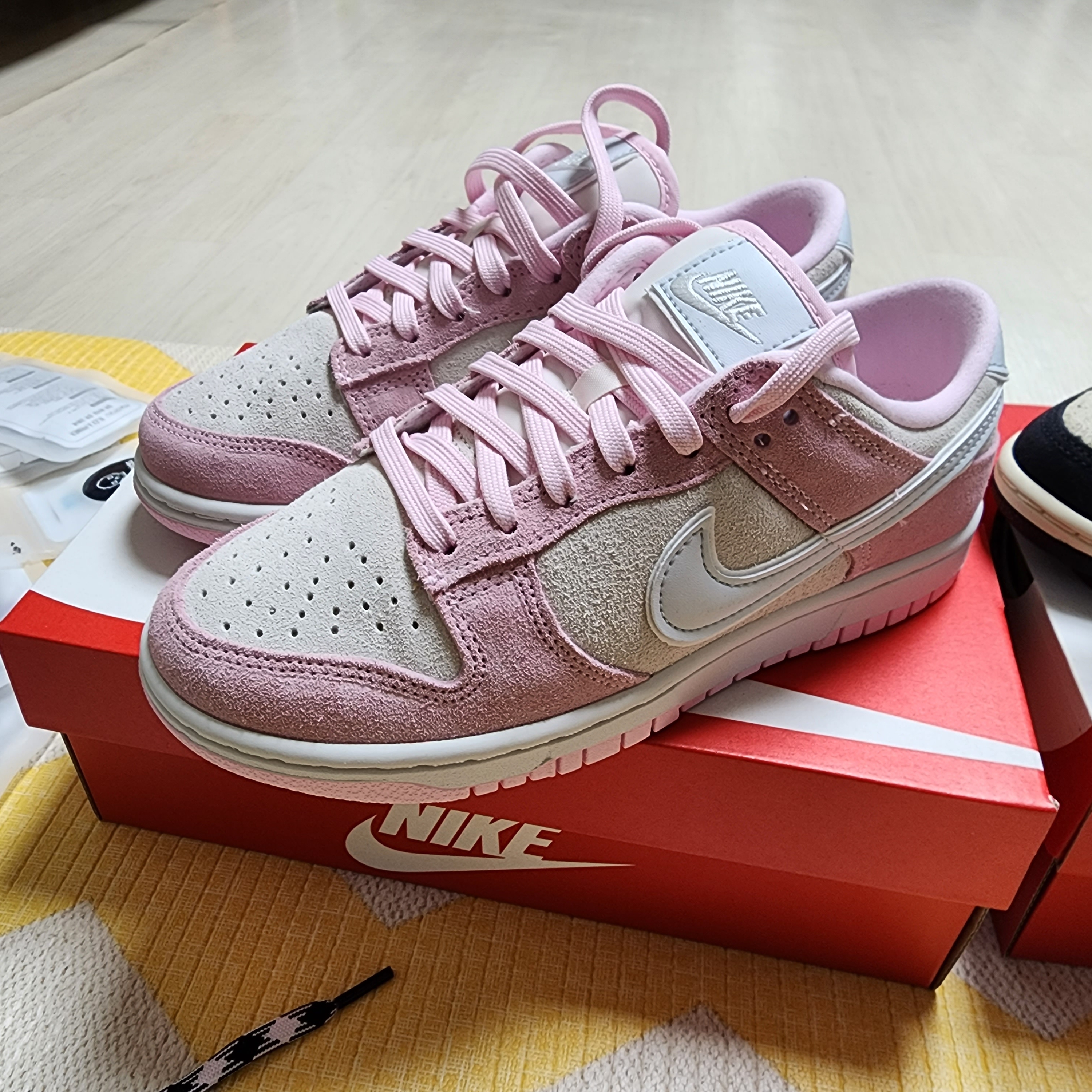 (W) Nike Dunk Low LX Pink Foam 착용 스타일 - 1