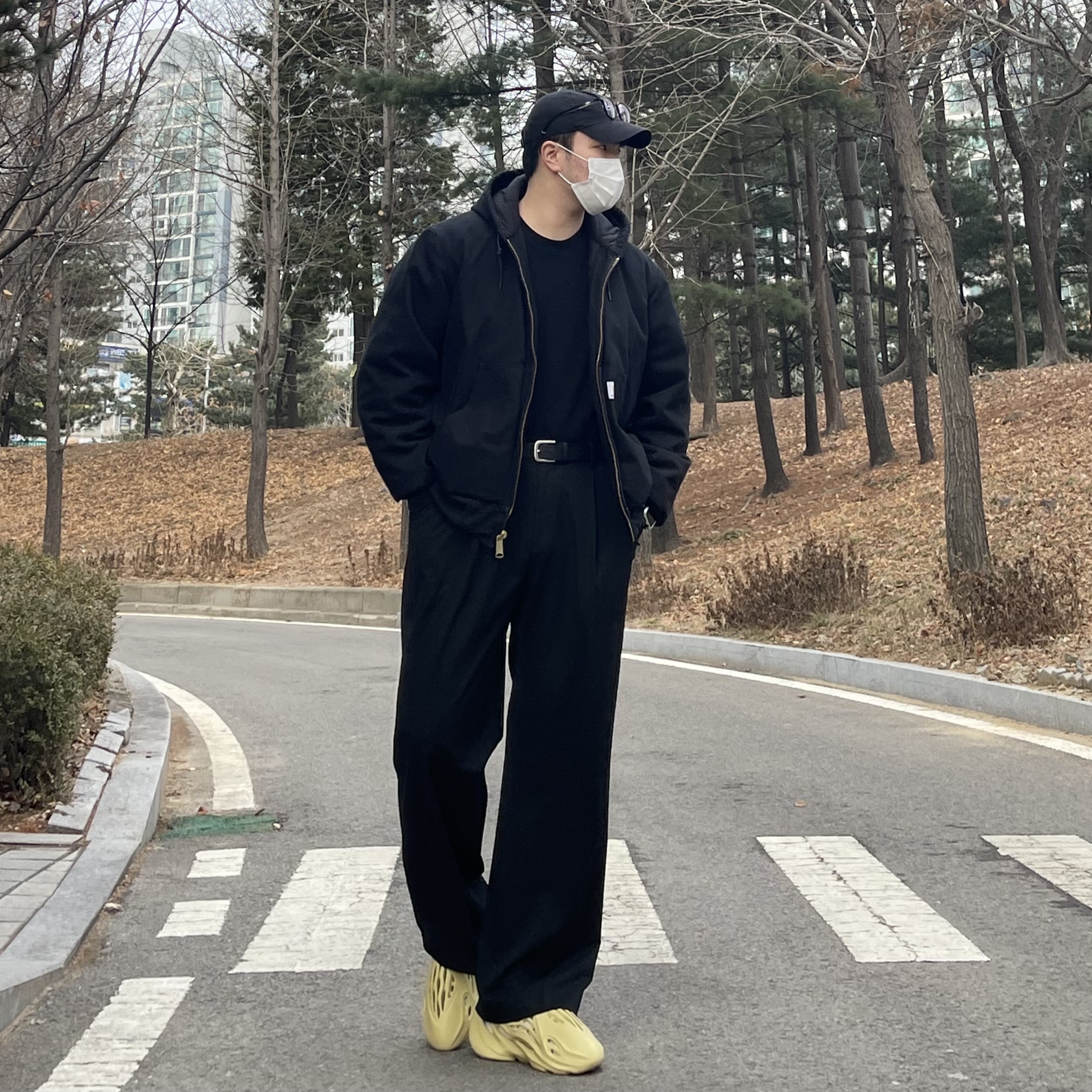 Adidas Yeezy Foam RNNR Sulfur 착용 스타일 - 2