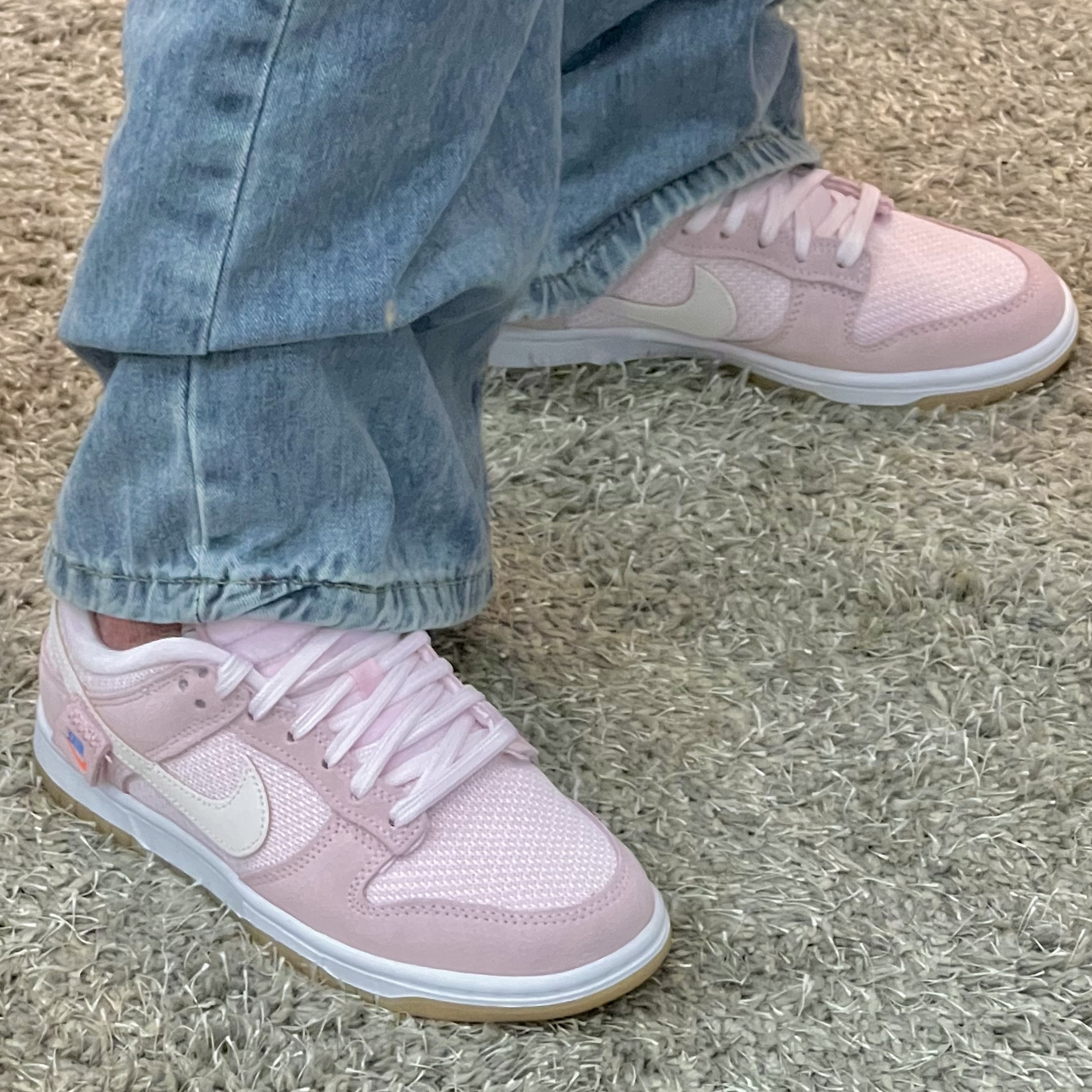 (W) Nike Dunk Low SE Light Soft Pink 착용 스타일 - 2