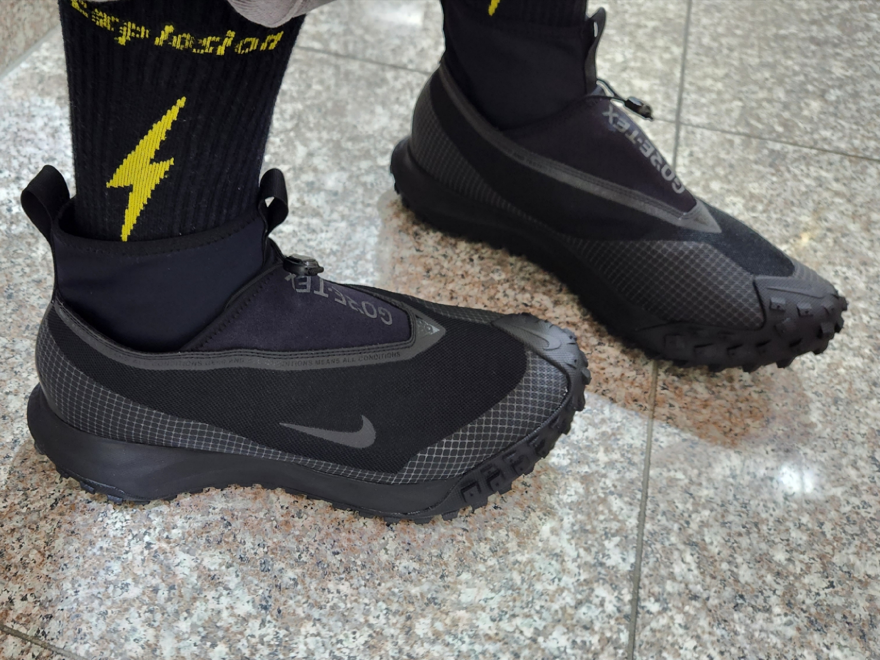 Nike ACG Mountain Fly Gore-Tex Black and Dark Grey 착용 스타일 - 2