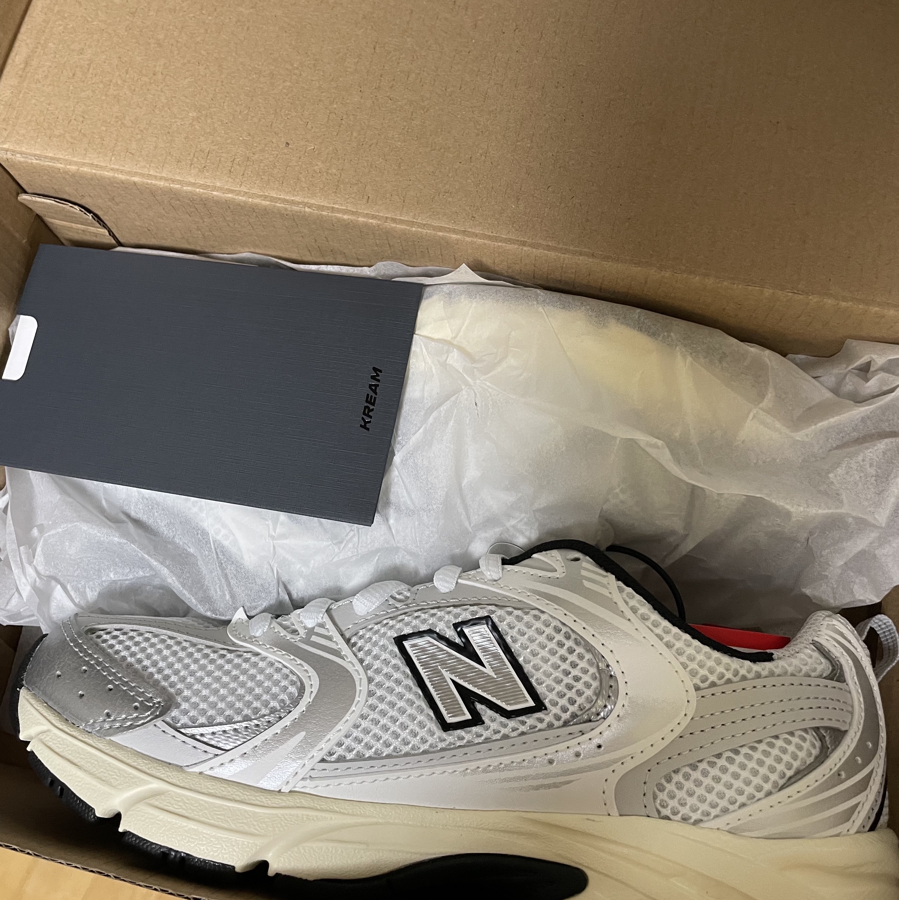New Balance 530 Silver Cream 착용 스타일