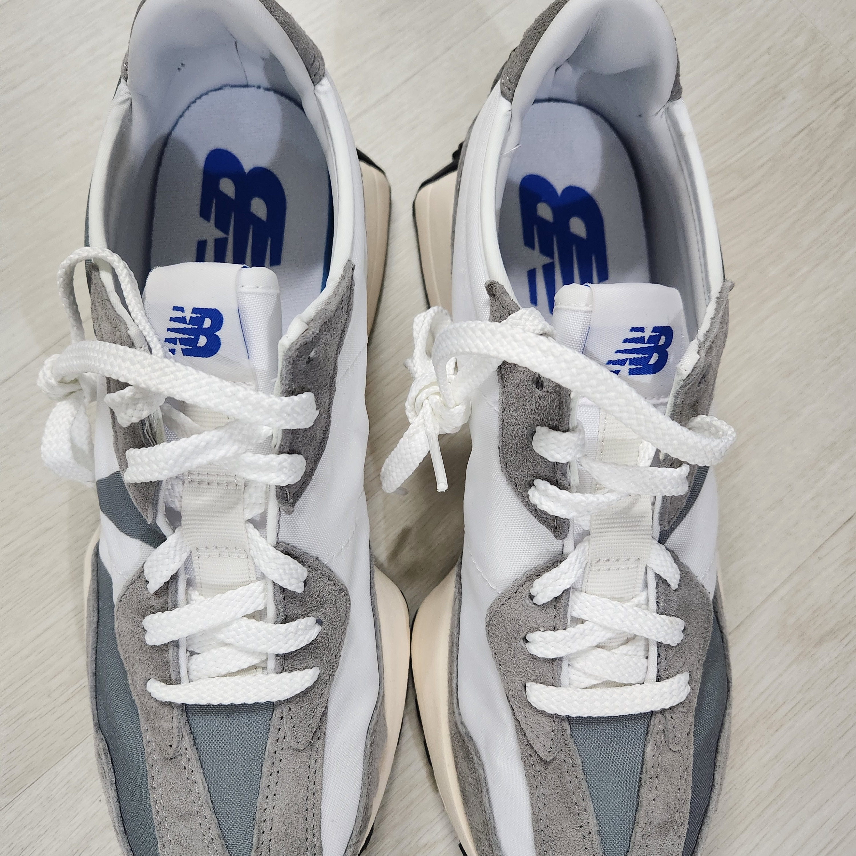 New Balance 327 Grey 착용 스타일