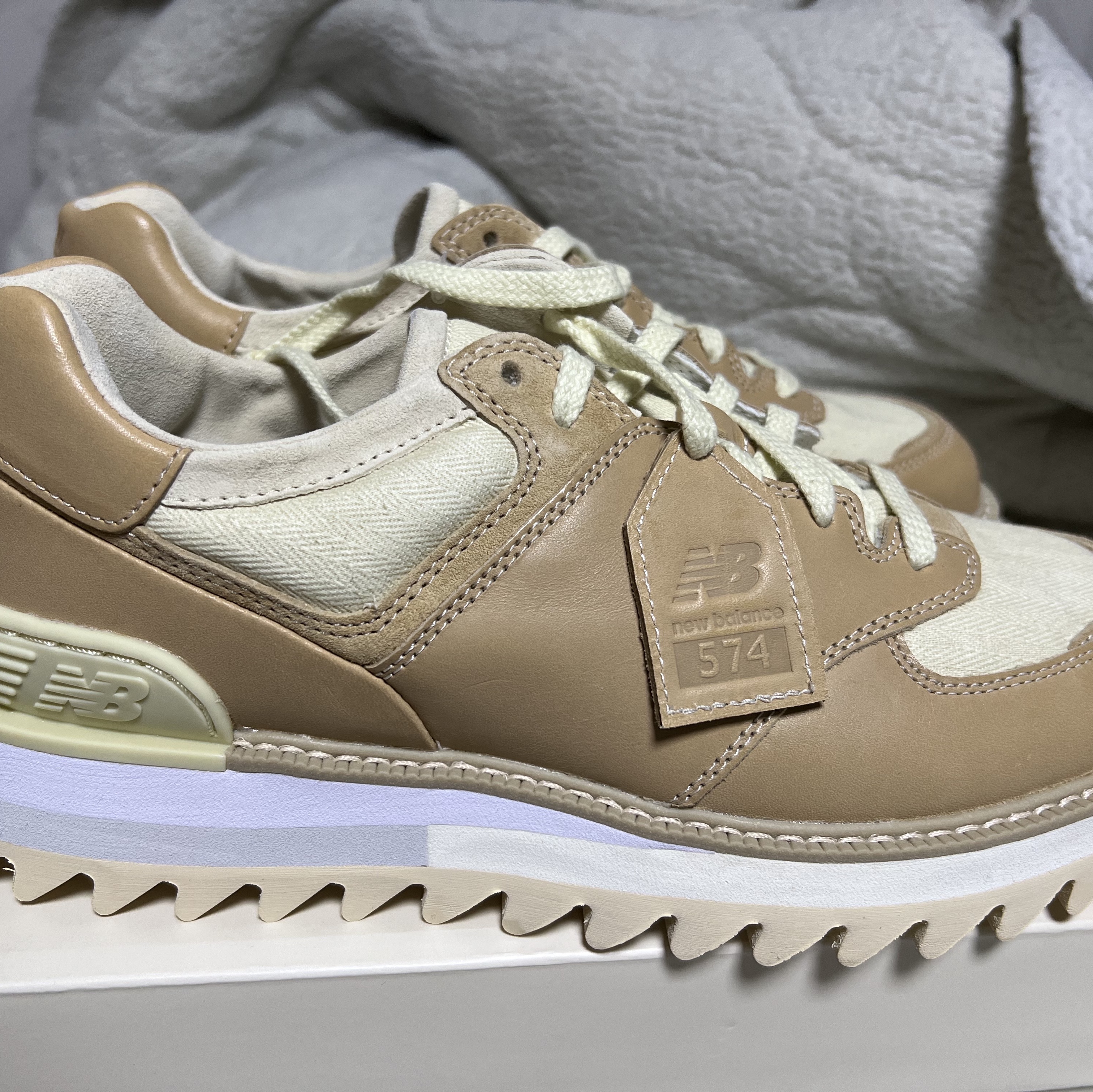 New Balance x Tokyo Design Studio 574 Vachetta Tan 착용 스타일 - 2
