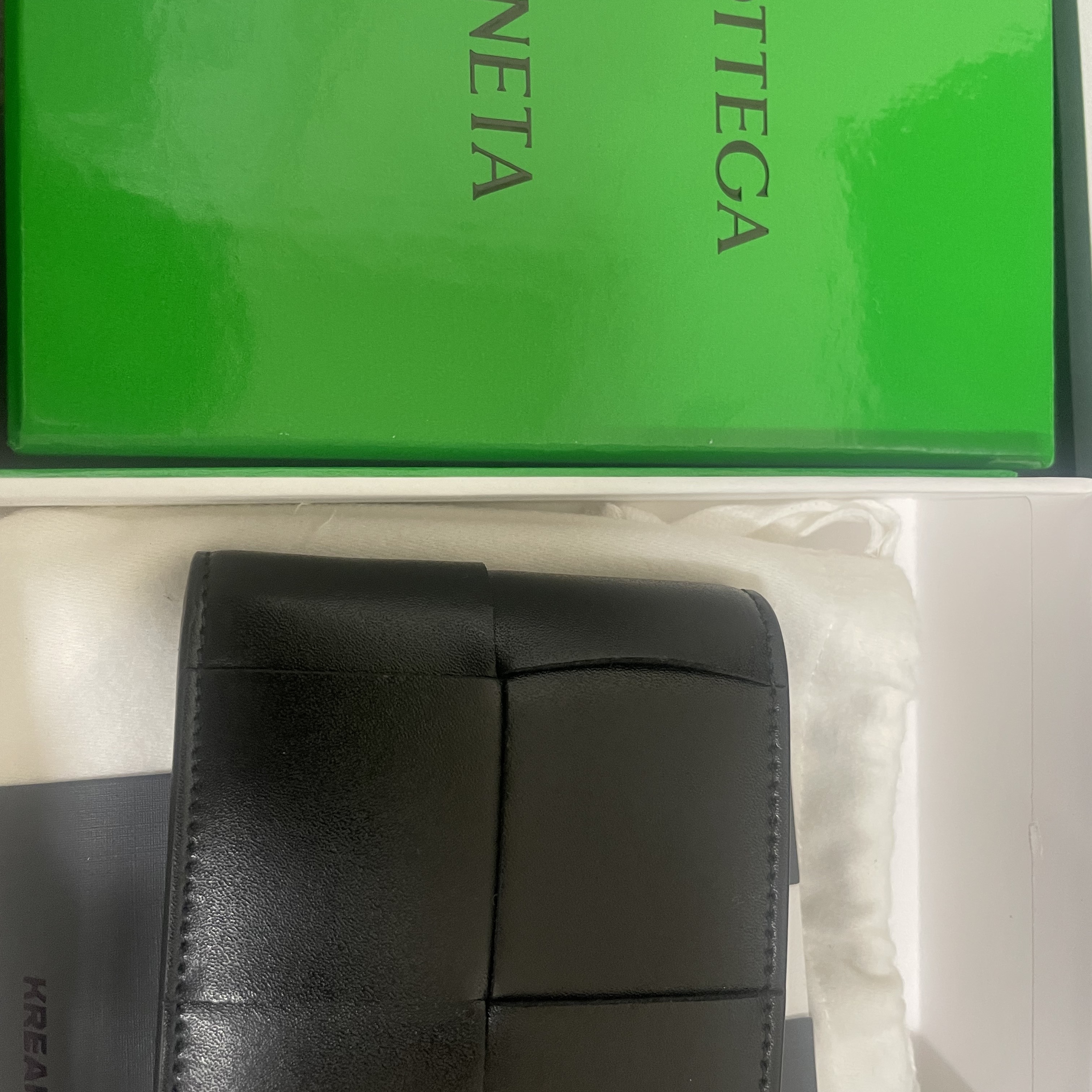 Bottega Veneta Bi-Fold Wallet Black 착용 스타일