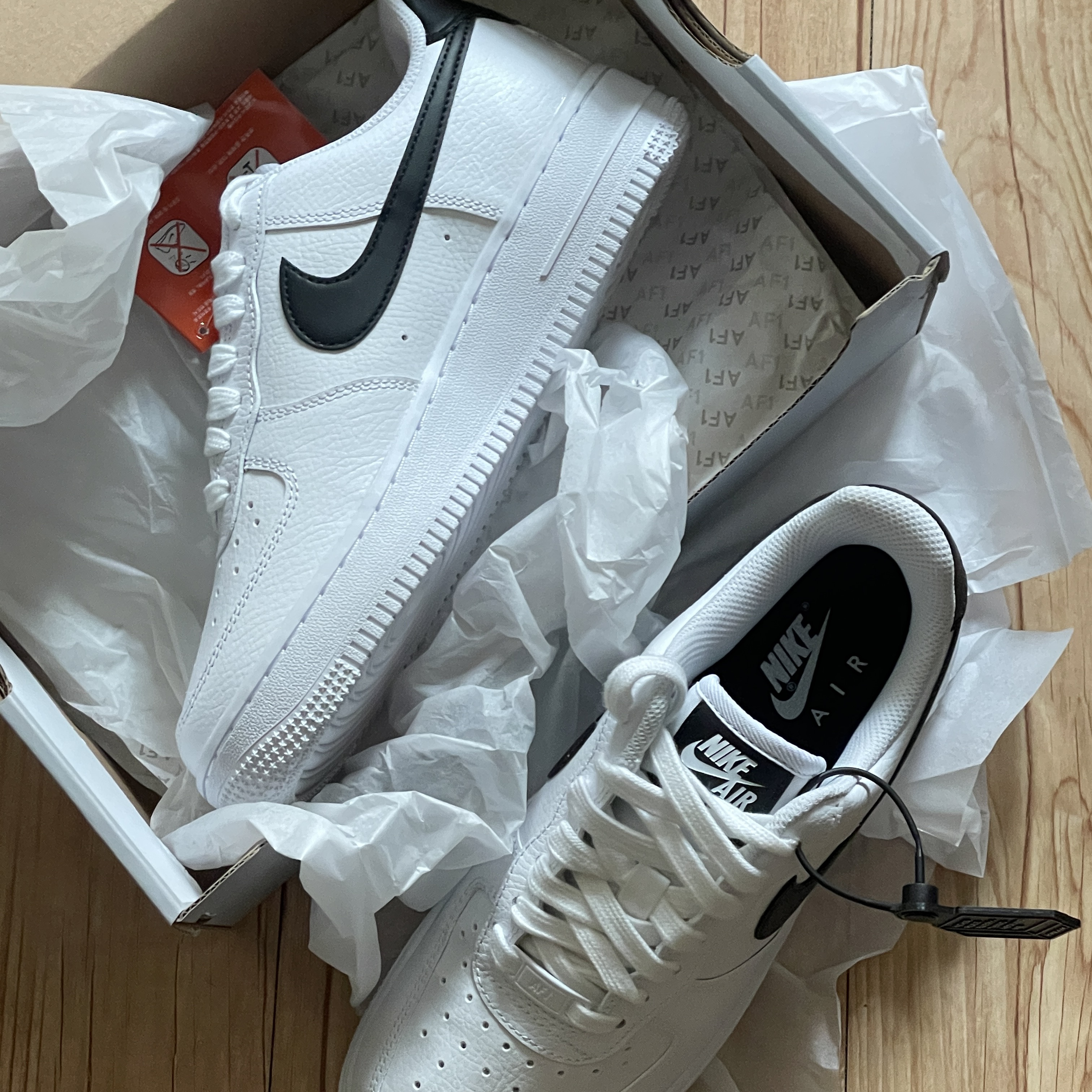 (W) Nike Air Force 1 '07 White Black 착용 스타일 - 1