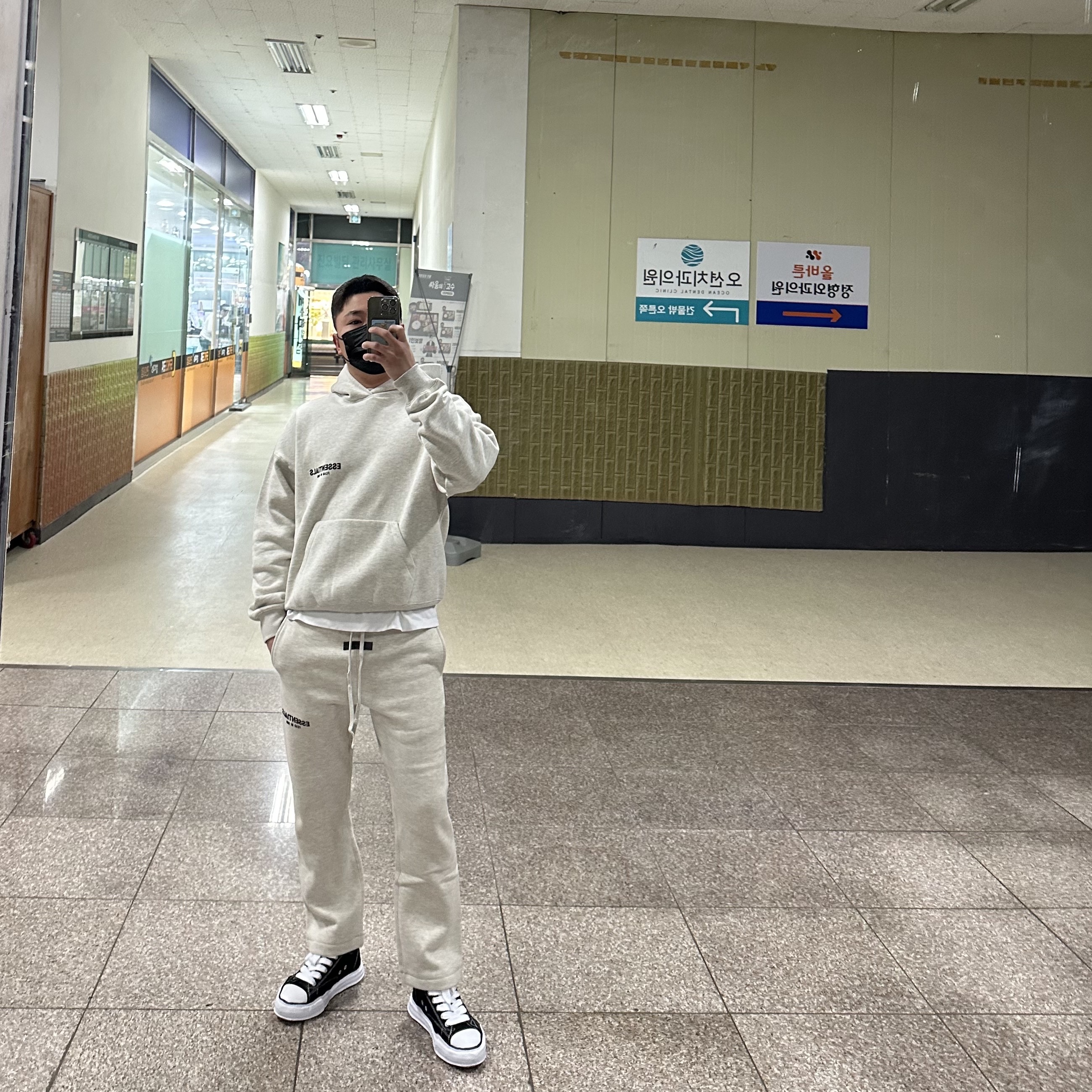 Essentials The Core Collection Hoodie Light Oatmeal 착용 스타일