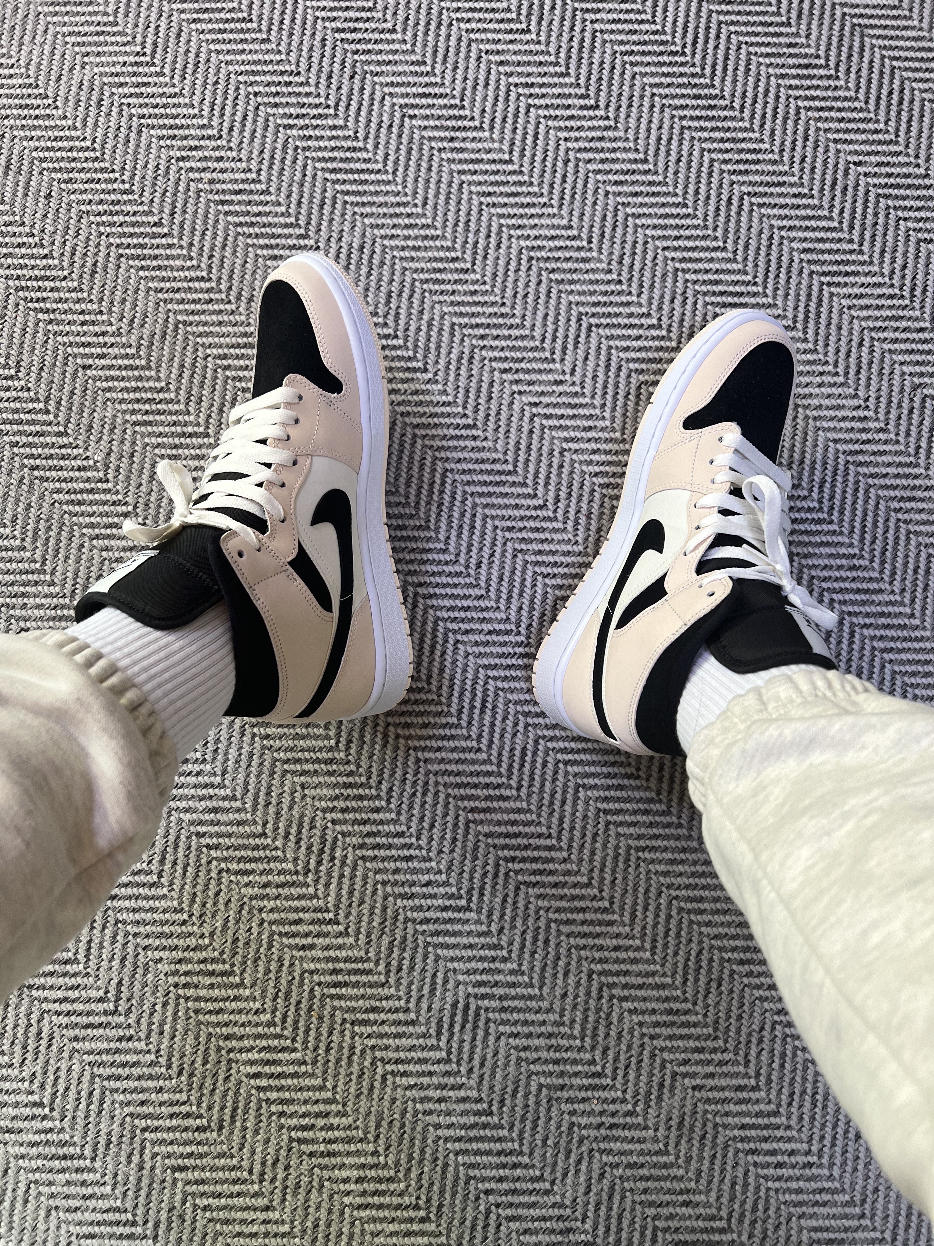 (W) Jordan 1 Mid Barely Orange, IAB Studio Sweatpants Oatmeal Burgundy - 22SS 착용 스타일