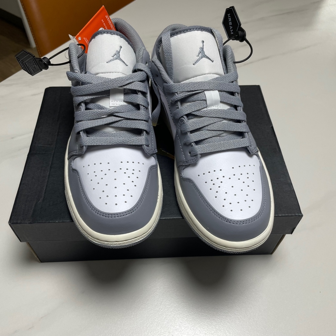Jordan 1 Low Stealth and White 착용 스타일 - 2
