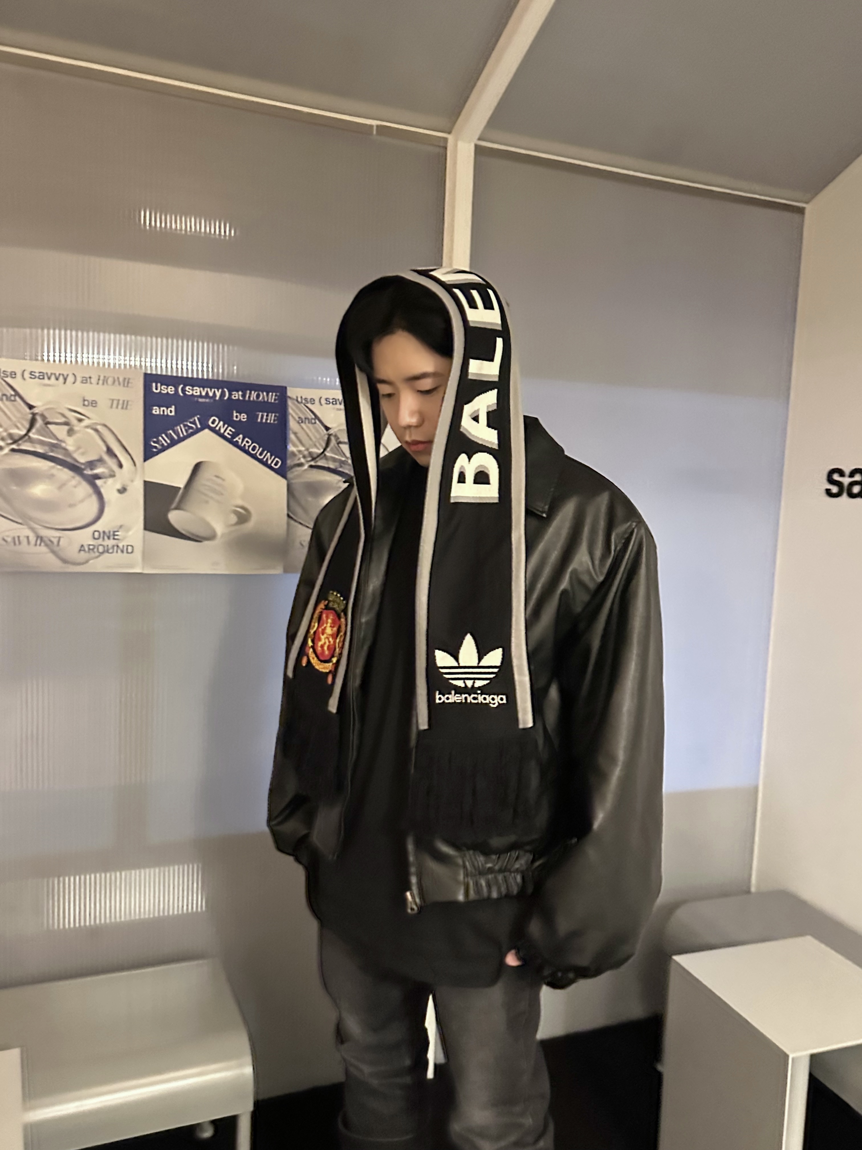 Balenciaga x Crocs Rubber Boot Black 착용 스타일 - 1