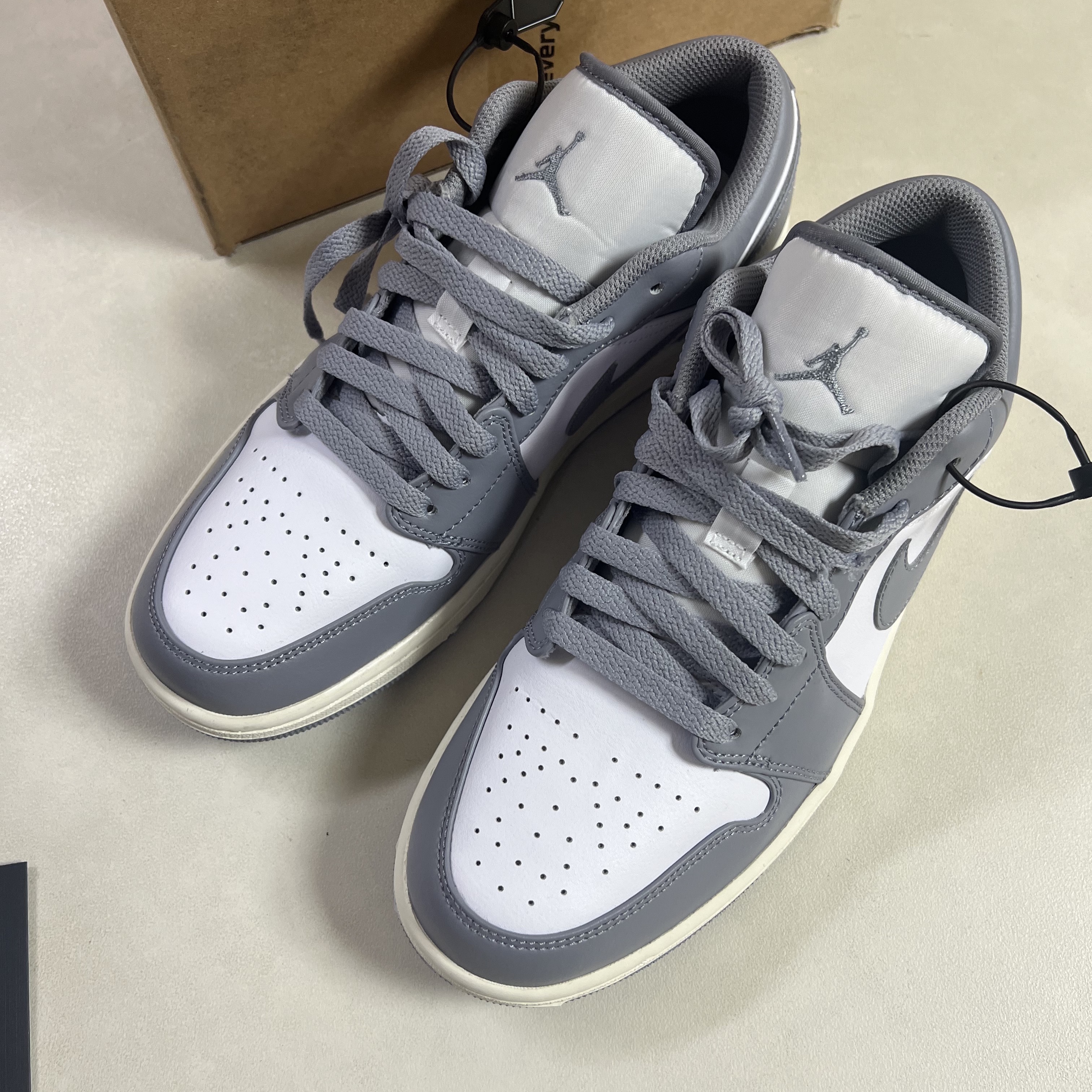 Jordan 1 Low Stealth and White 착용 스타일