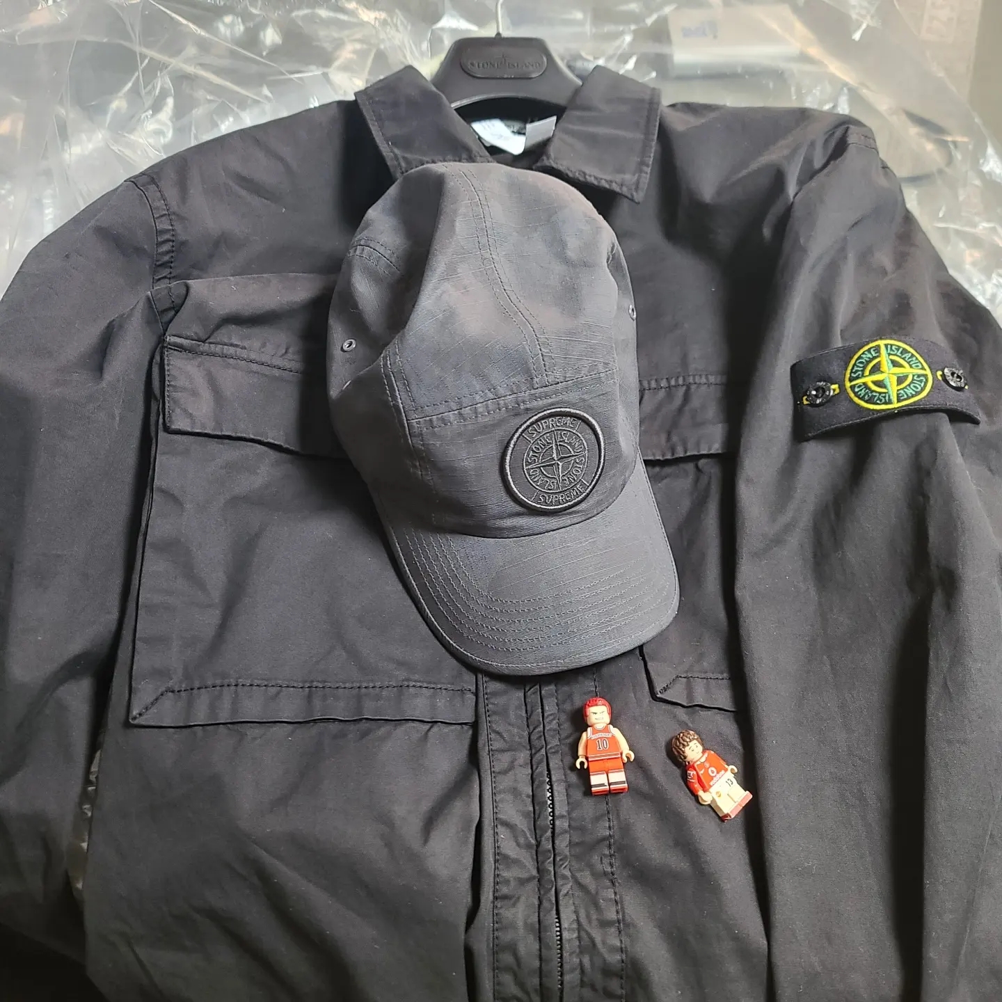 Supreme x Stone Island Reactive Ice Camo Ripstop Camp Cap Black - 22SS, Stone Island 11710 Garment Dyed Stretch Cotton Gabardine Overshirt Black - 22FW 착용 스타일 - 2