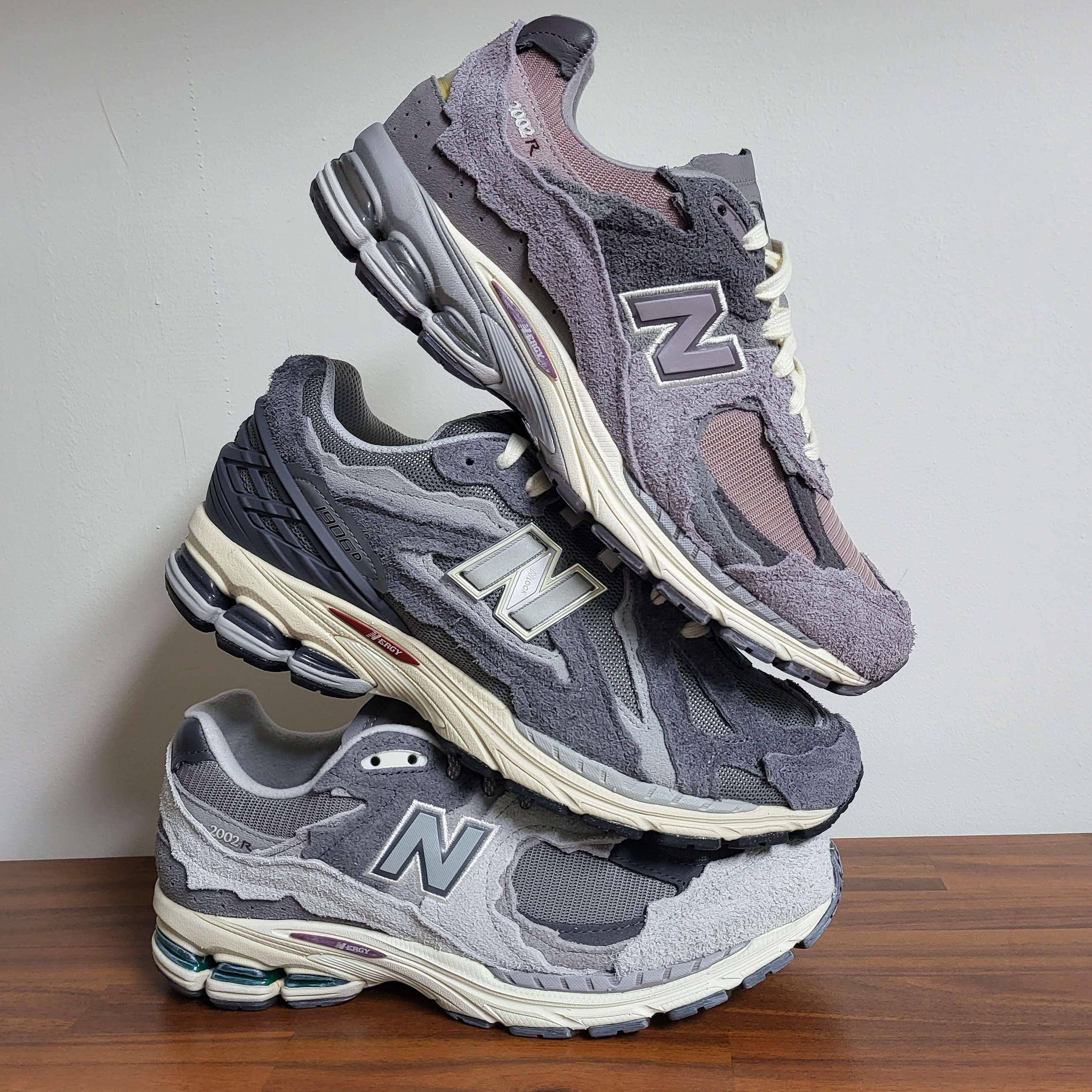 New Balance 2002R Protection Pack Zinc Eiffel Tower, New Balance 1906D Protection Pack Castlerock 착용 스타일 - 1