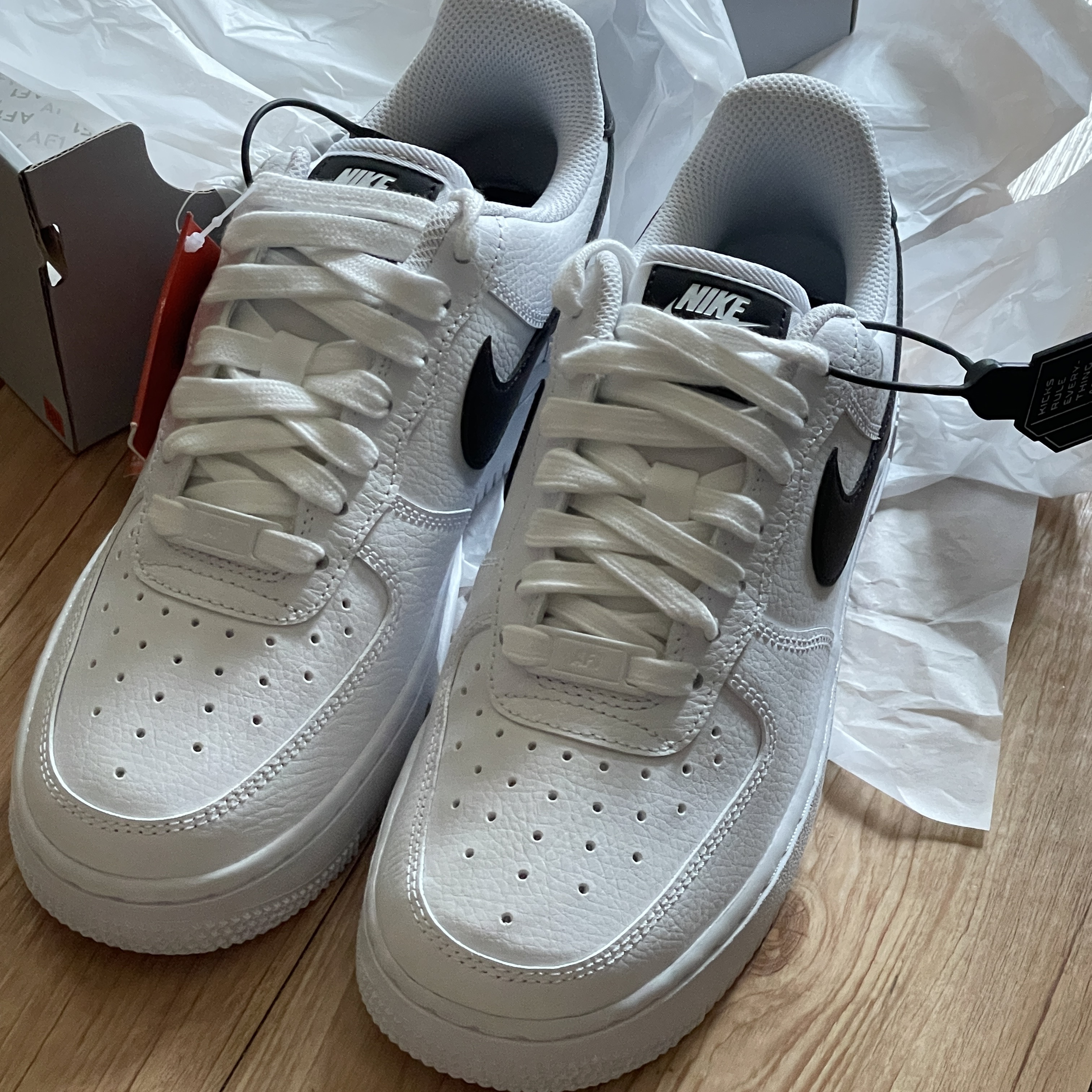 (W) Nike Air Force 1 '07 White Black 착용 스타일 - 3