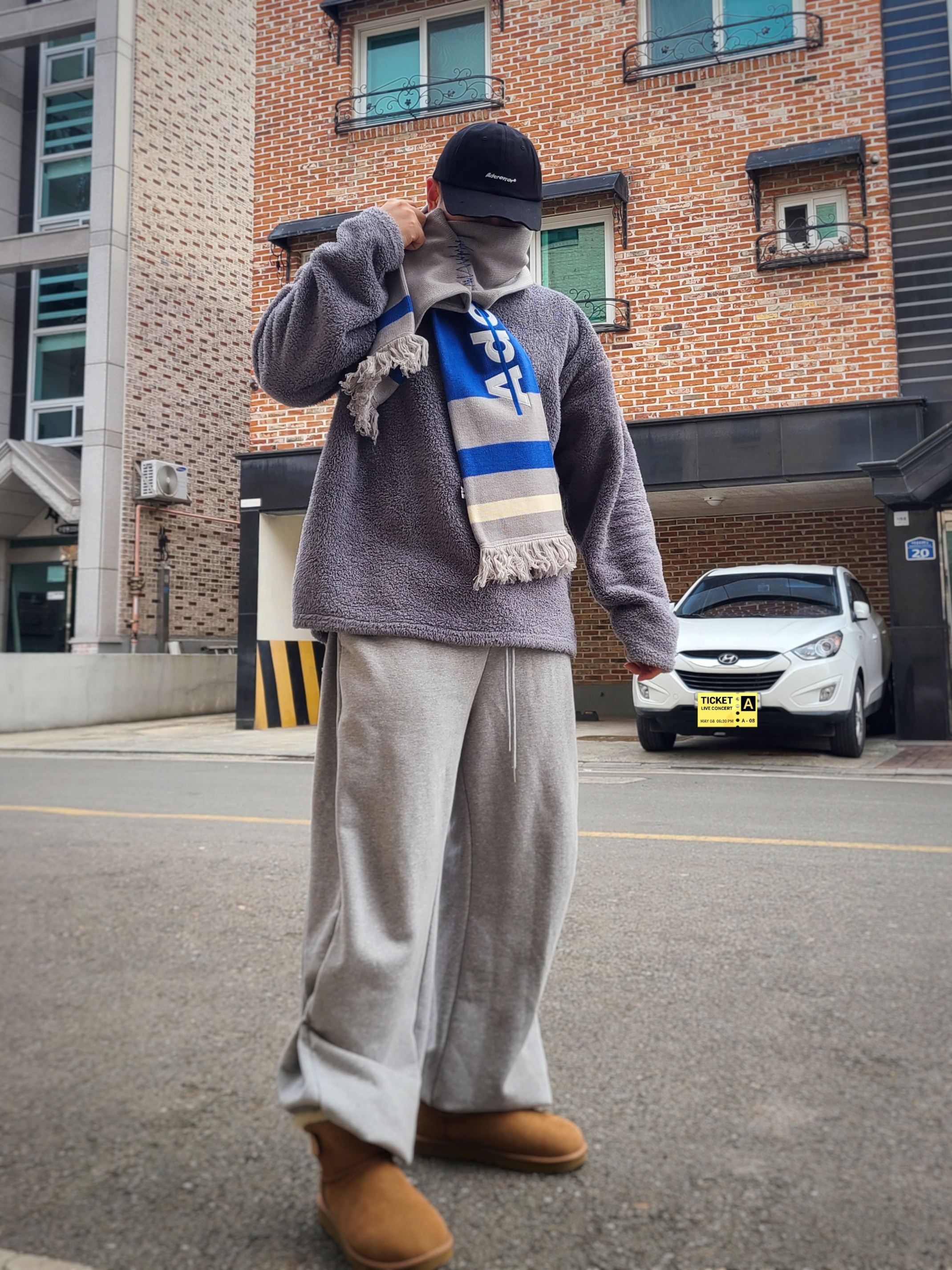 (W) UGG Mini Bailey Button II Boots Chestnut, Ader Error Afold Muffler Navy 착용 스타일 - 1