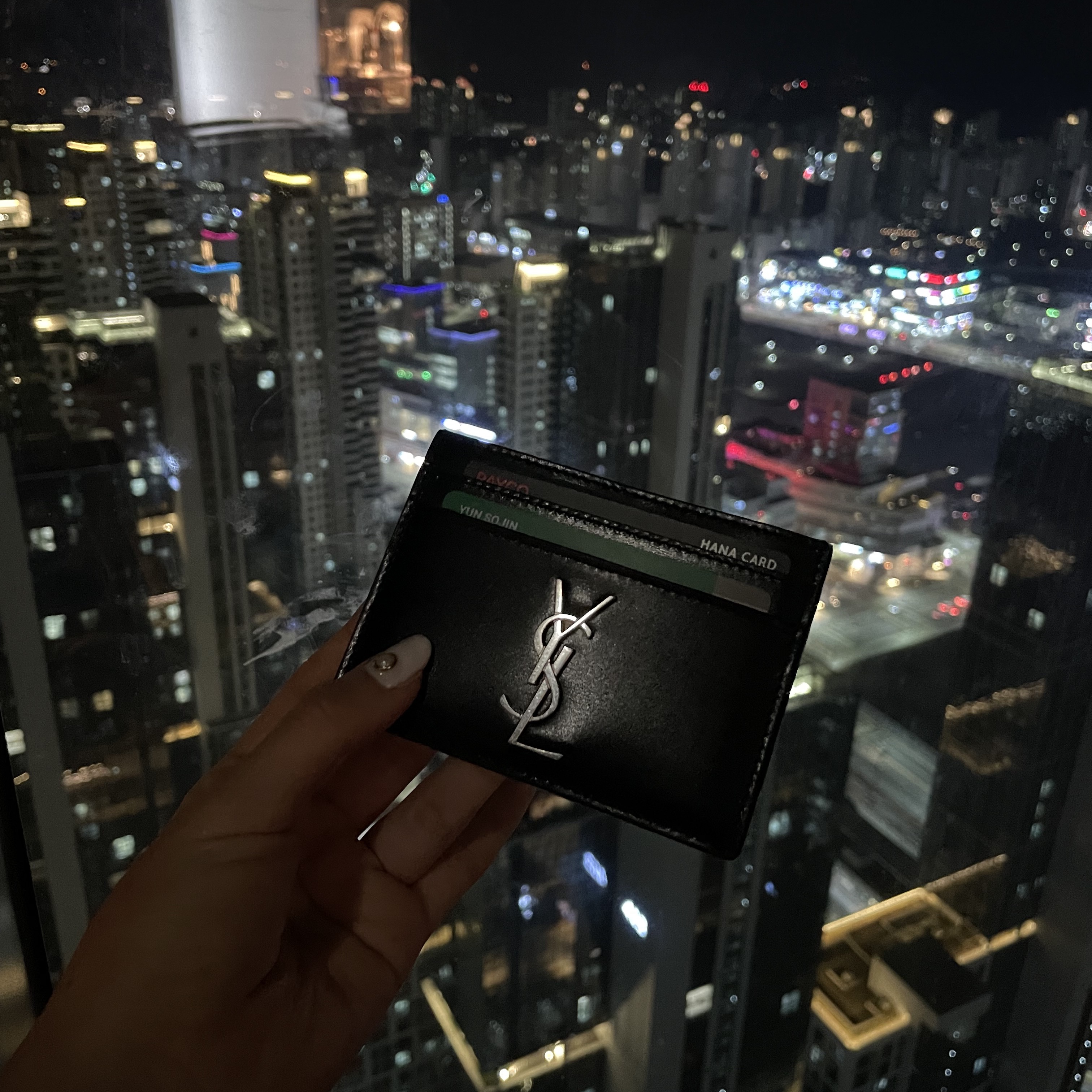 Saint Laurent Monogram Card Case in Smooth Leather Black 착용 스타일