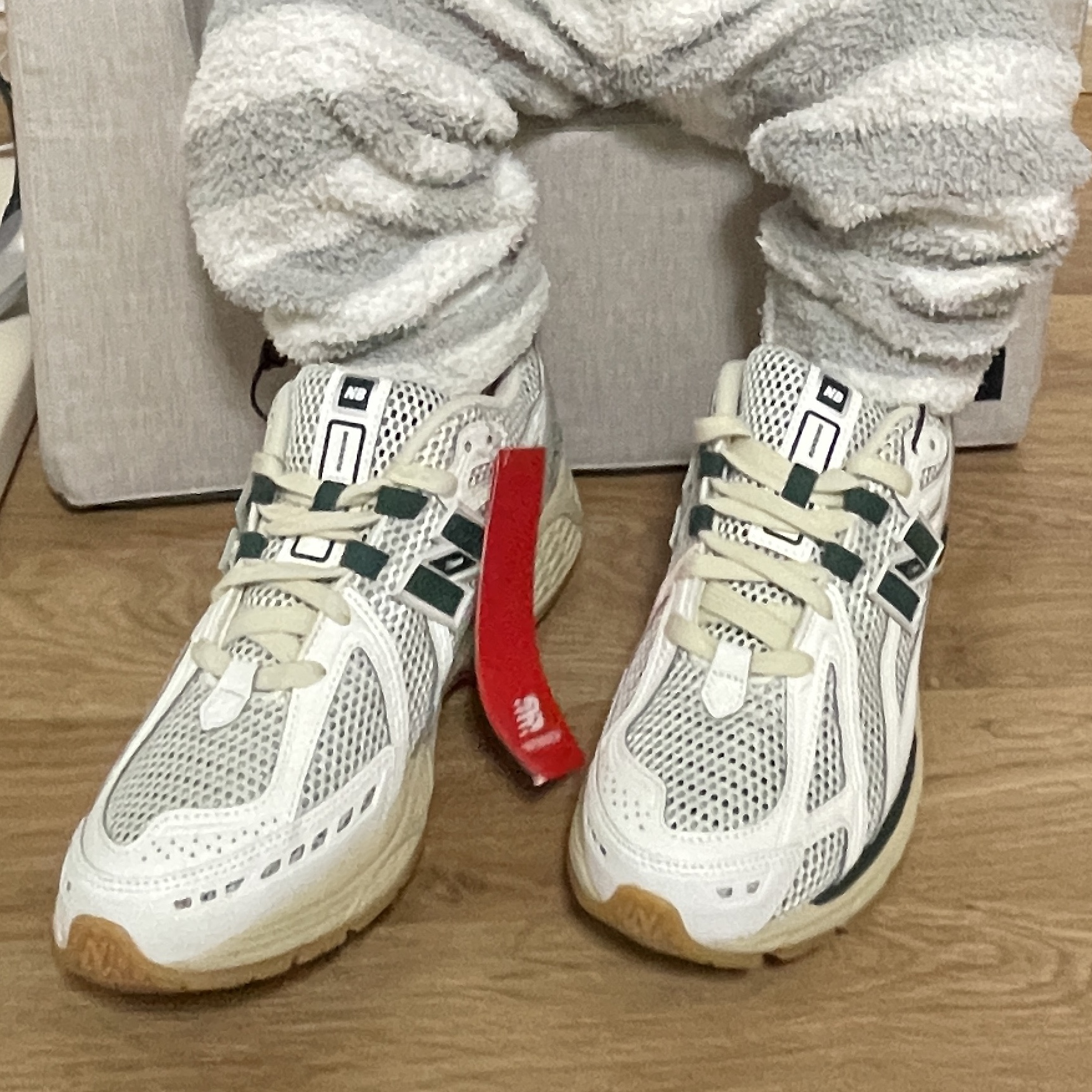 New Balance 1906R Silver Green 착용 스타일 - 1