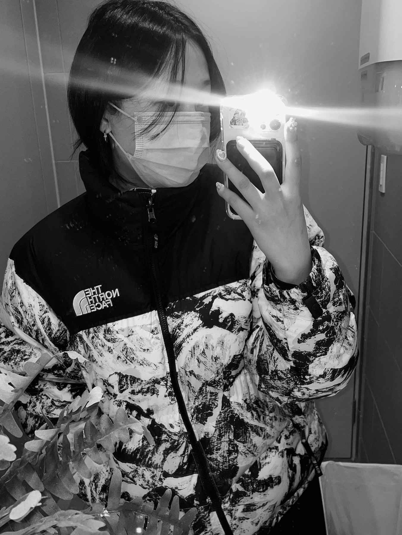 The North Face 1996 Novelty Nuptse Jacket Nutral Gray 착용 스타일