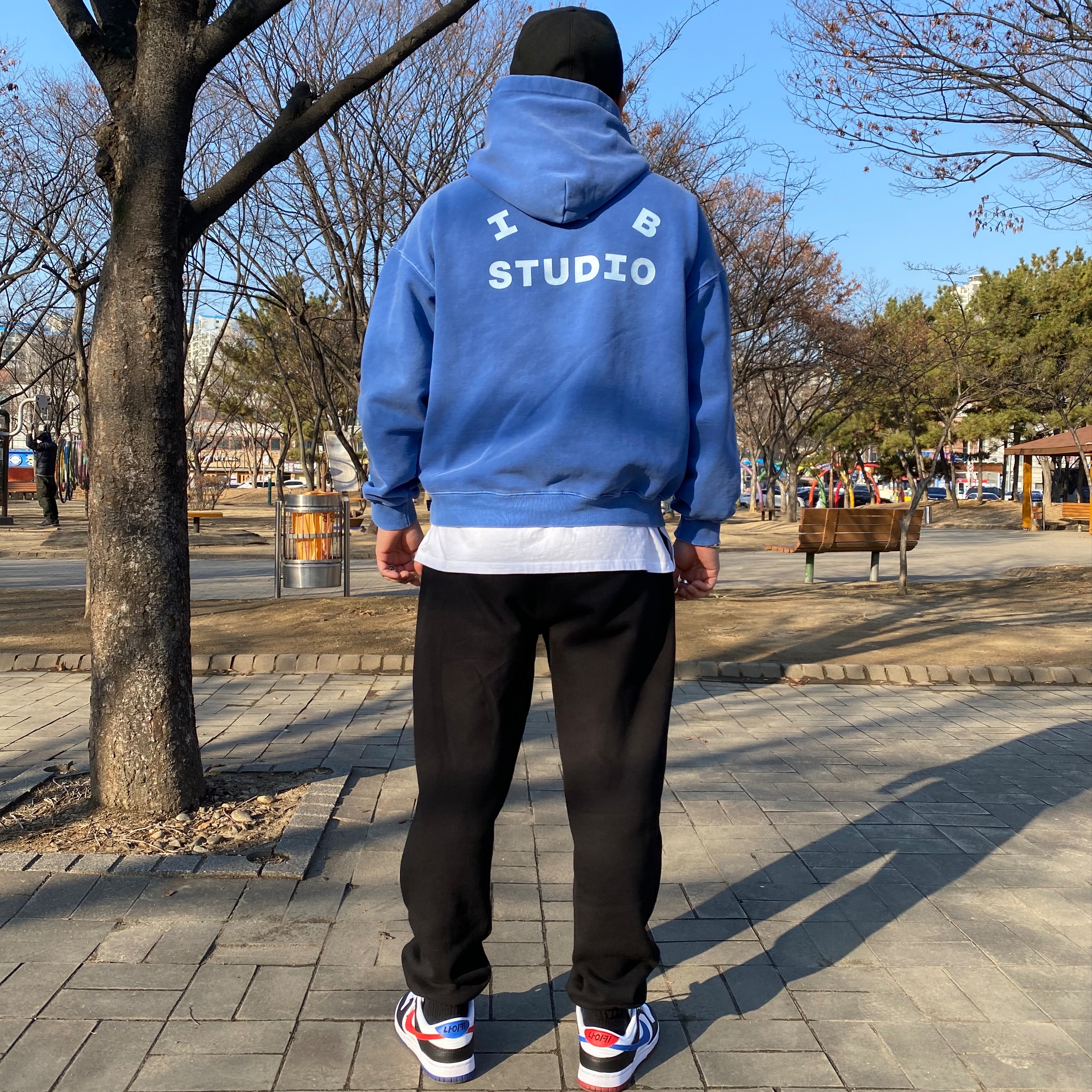 IAB Studio Pigment Hoodie Royal Blue - 22FW, IAB Studio Sweatpants Black White - 22SS 착용 스타일 - 2