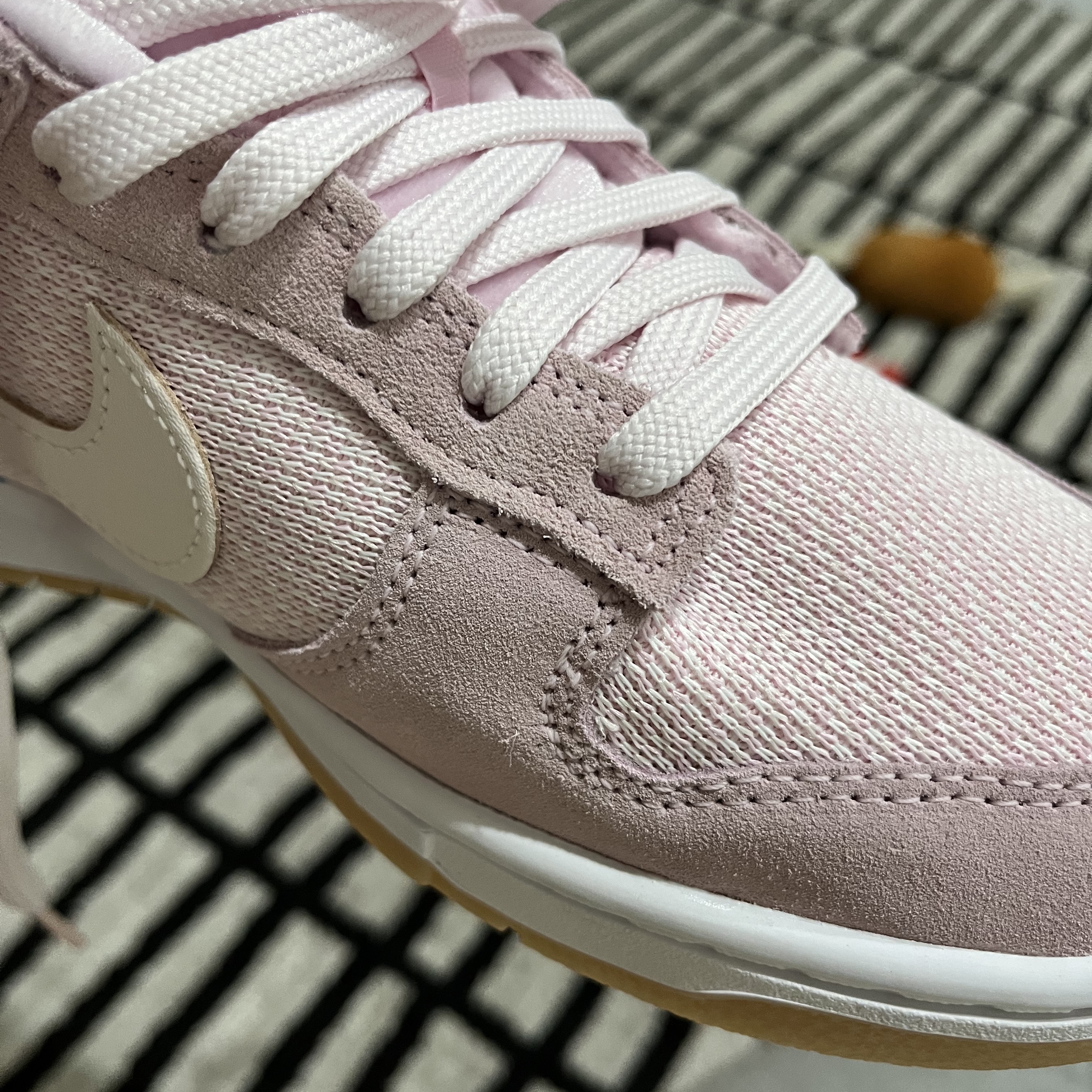 (W) Nike Dunk Low SE Light Soft Pink 착용 스타일 - 2