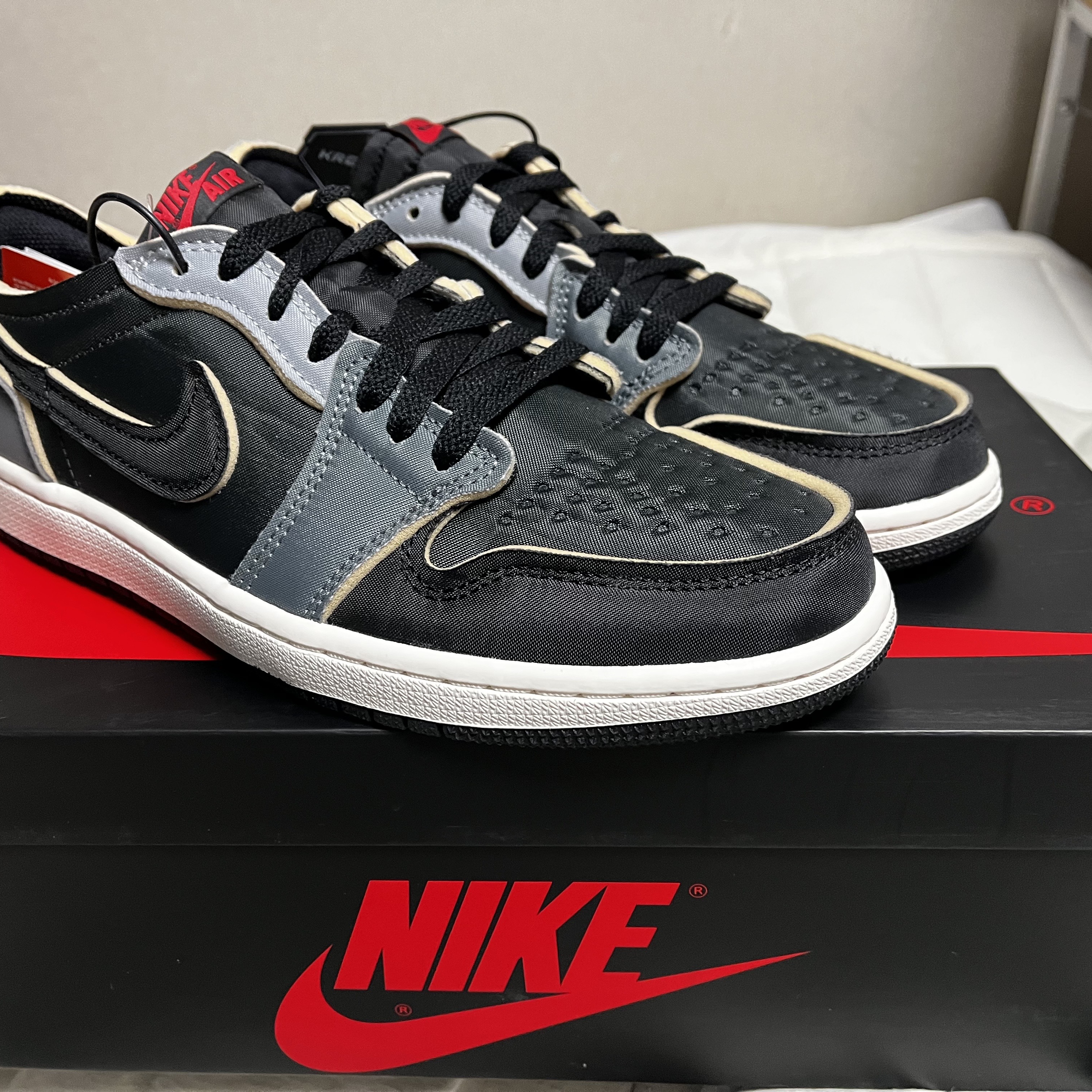Jordan 1 Retro Low OG EX Black and Smoke Grey 착용 스타일
