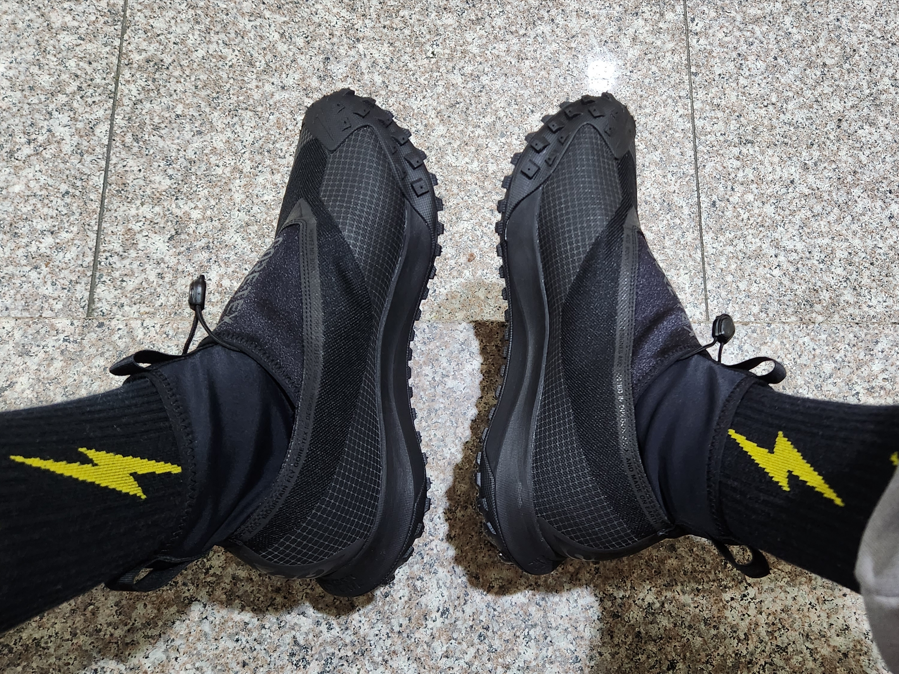 Nike ACG Mountain Fly Gore-Tex Black and Dark Grey 착용 스타일 - 4