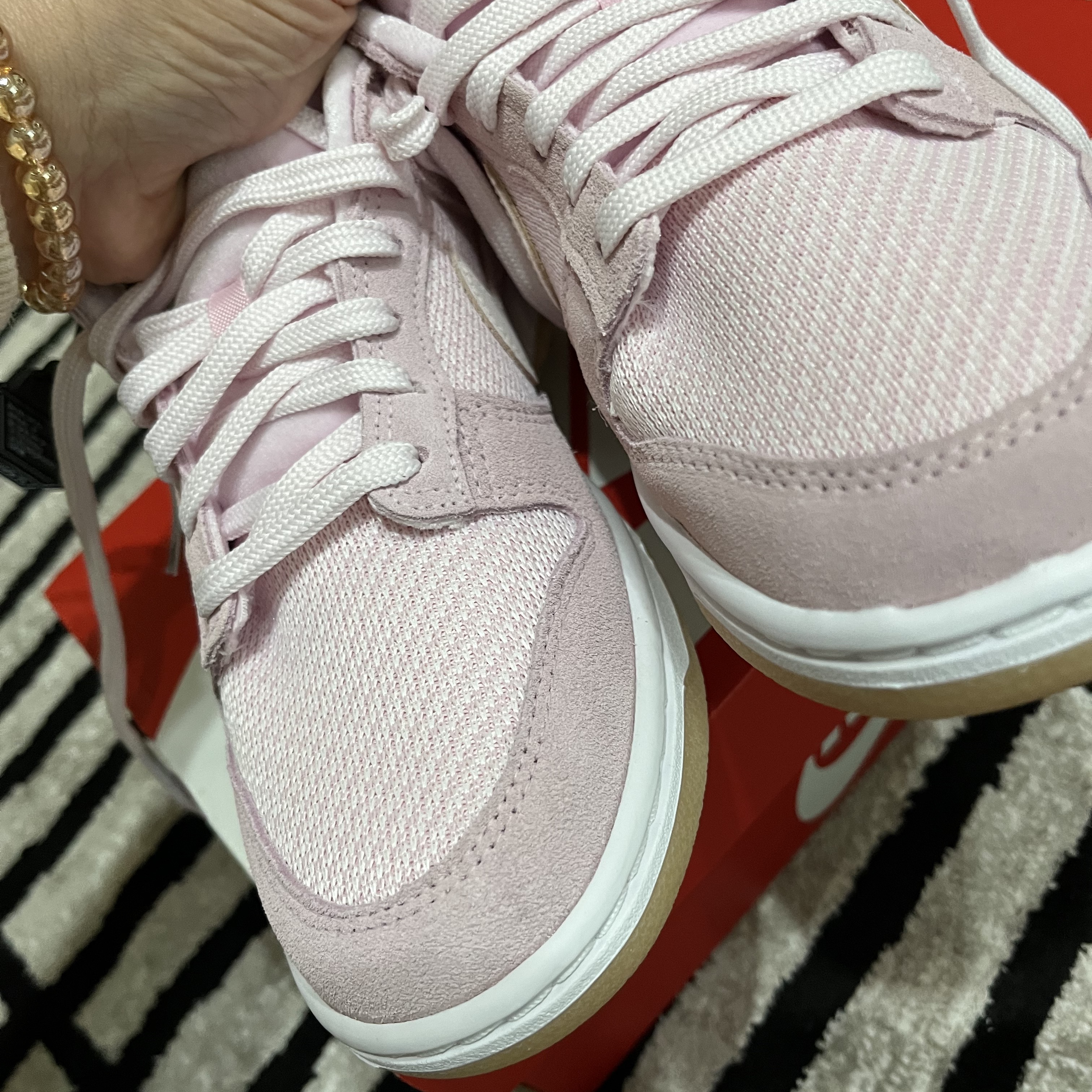 (W) Nike Dunk Low SE Light Soft Pink 착용 스타일 - 1