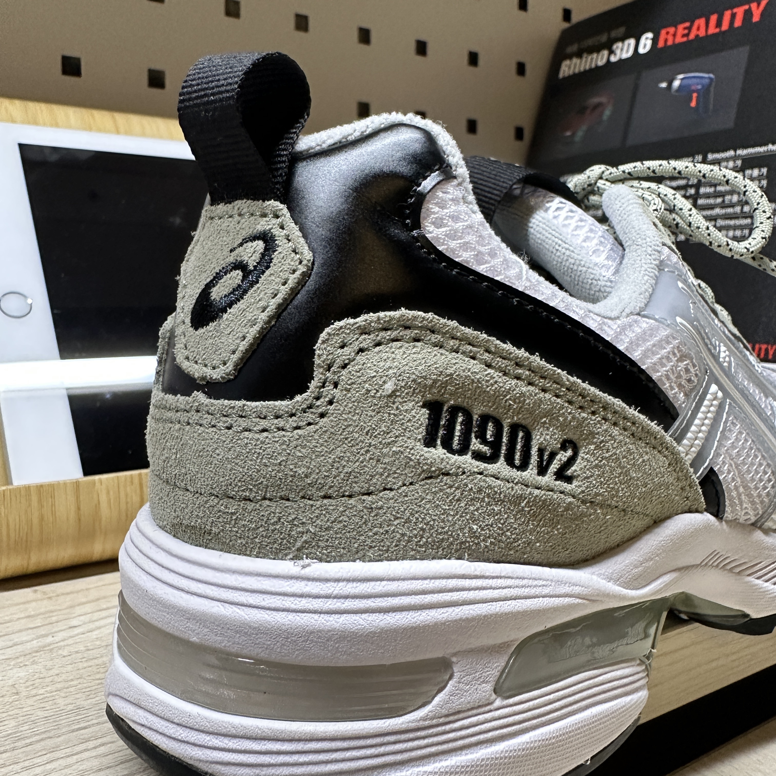 Asics Gel-1090 V2 White Mid Grey, Asics x I4P Gel-1130 Glacier Grey Mink 착용 스타일 - 2