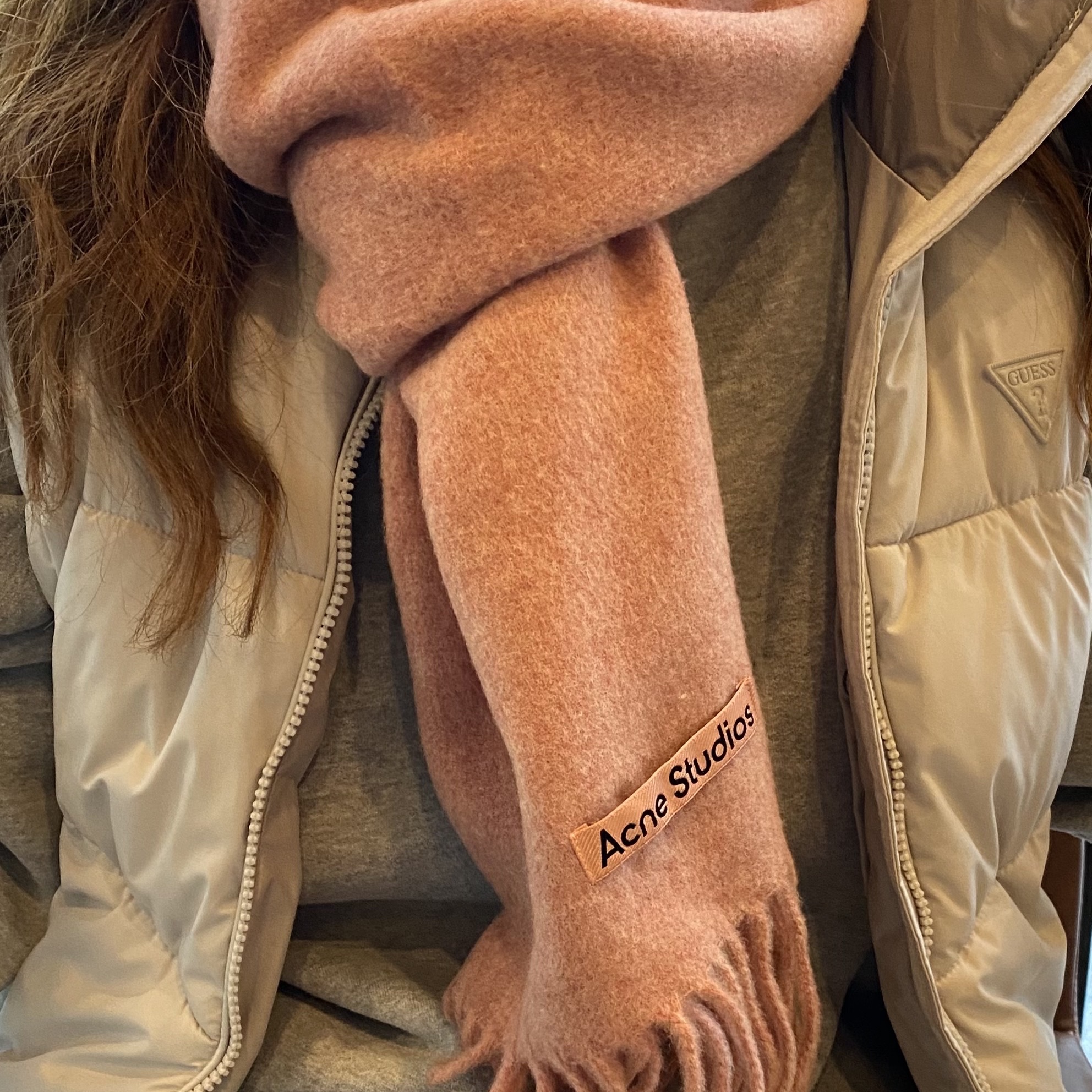 Acne Studios Canada Narrow New Wool Muffler Rose Melange 착용 스타일