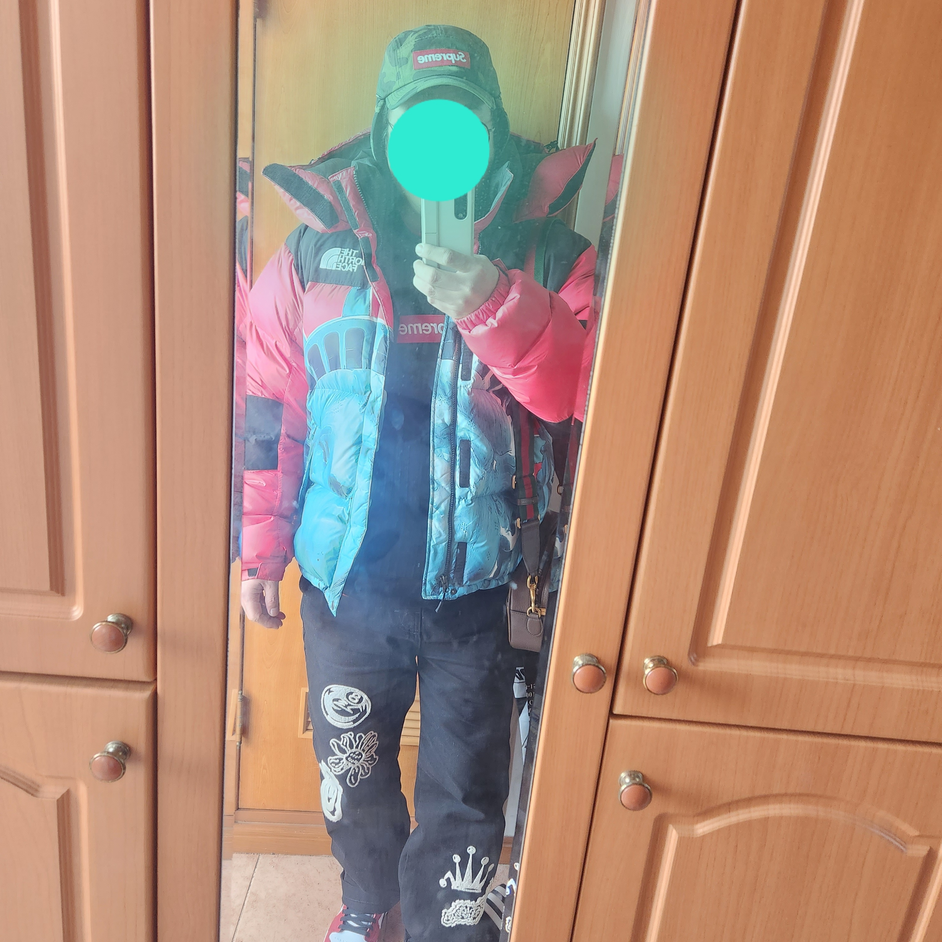 Supreme Box Logo Crewneck Black - 22FW, Supreme x The North Face Statue of Liberty Baltoro Jacket Red - 19FW 착용 스타일 - 2