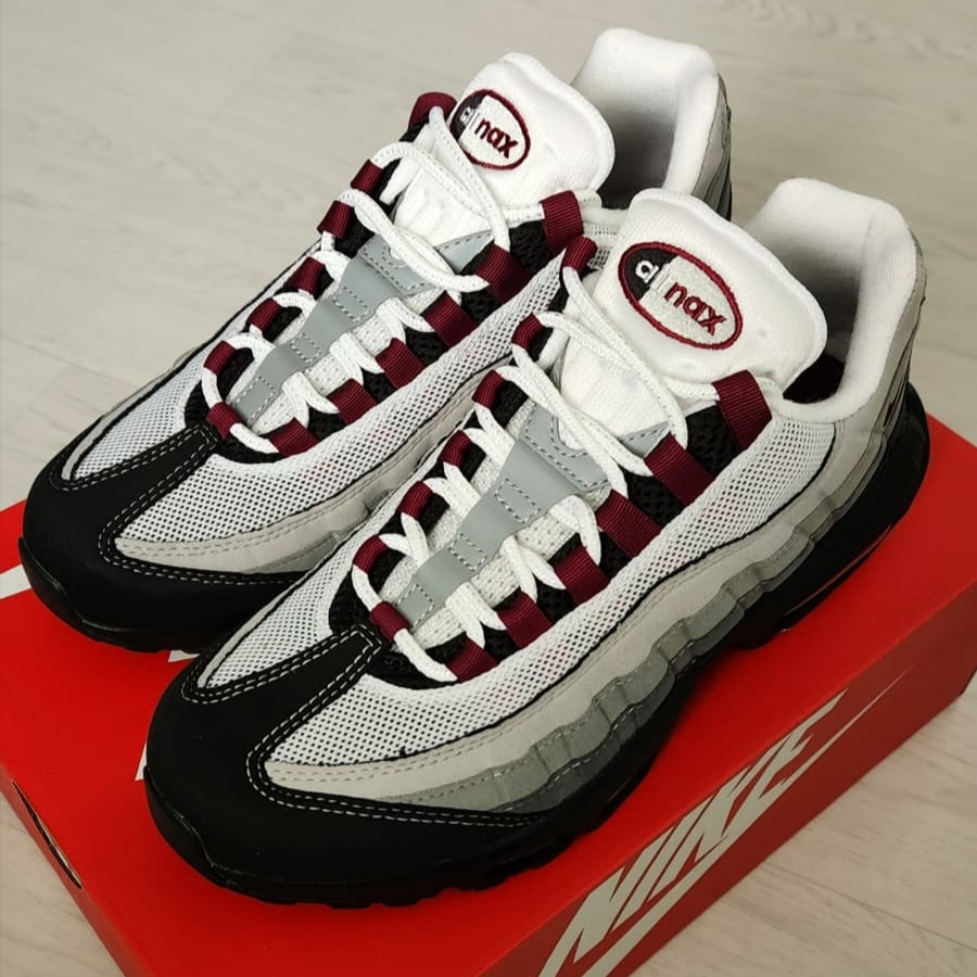 Nike Air Max 95 Pearl Grey and Dark Beetroot 착용 스타일