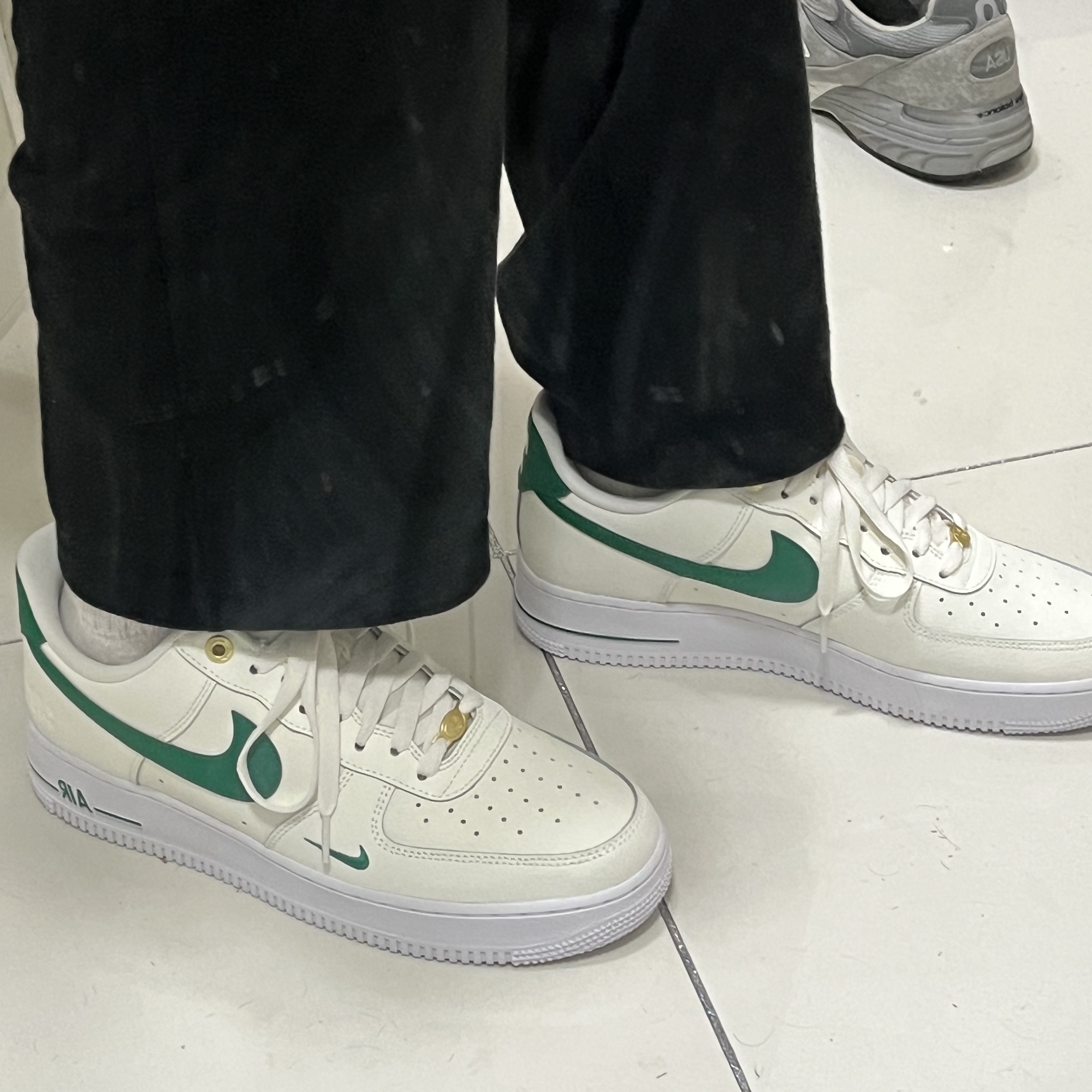 Nike Air Force 1 '07 LV8 40th Anniversary Join Forces Sail Malachite, New Balance 993 Made in USA Grey - D Standard 착용 스타일 - 2