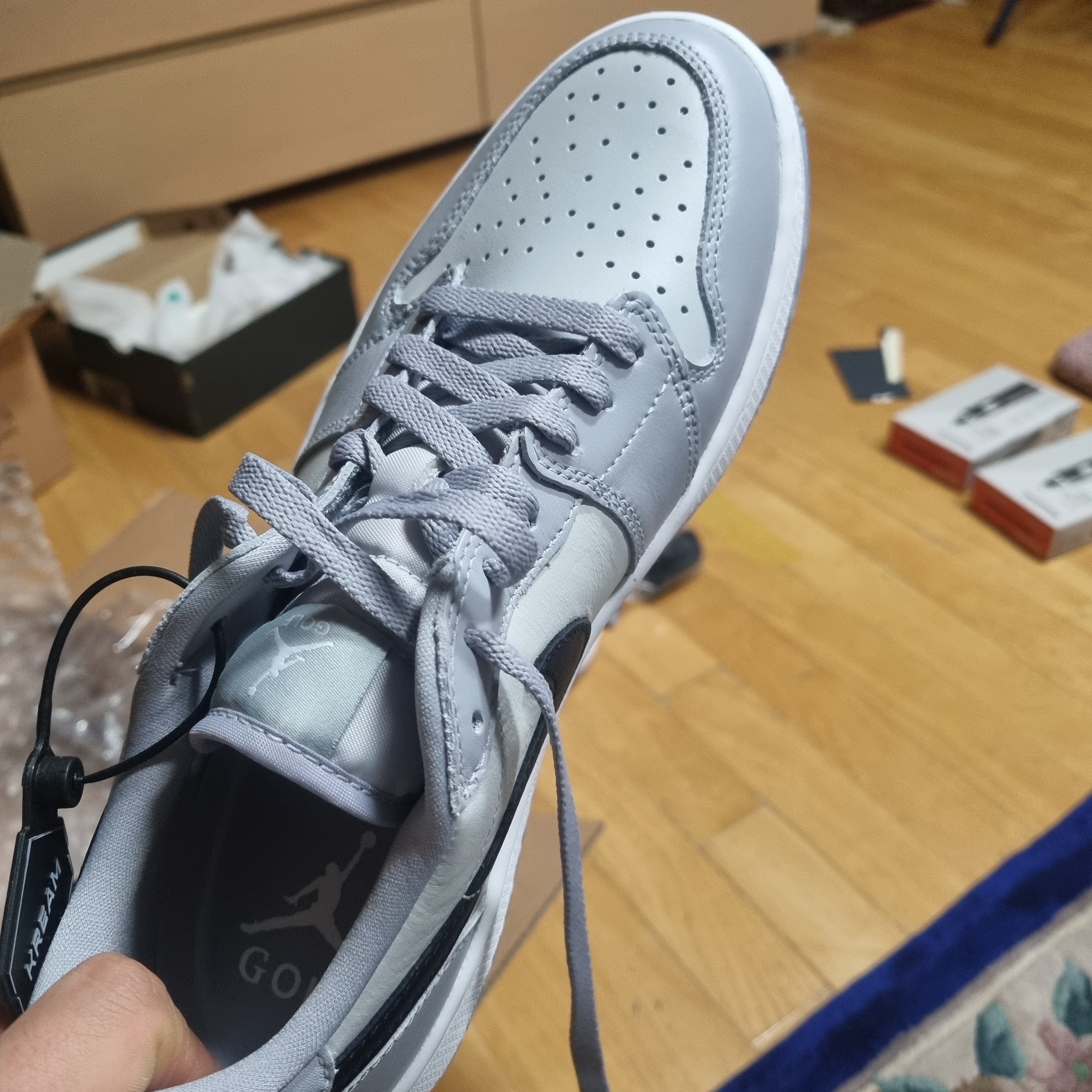 Jordan 1 Low Golf Wolf Grey 착용 스타일 - 1