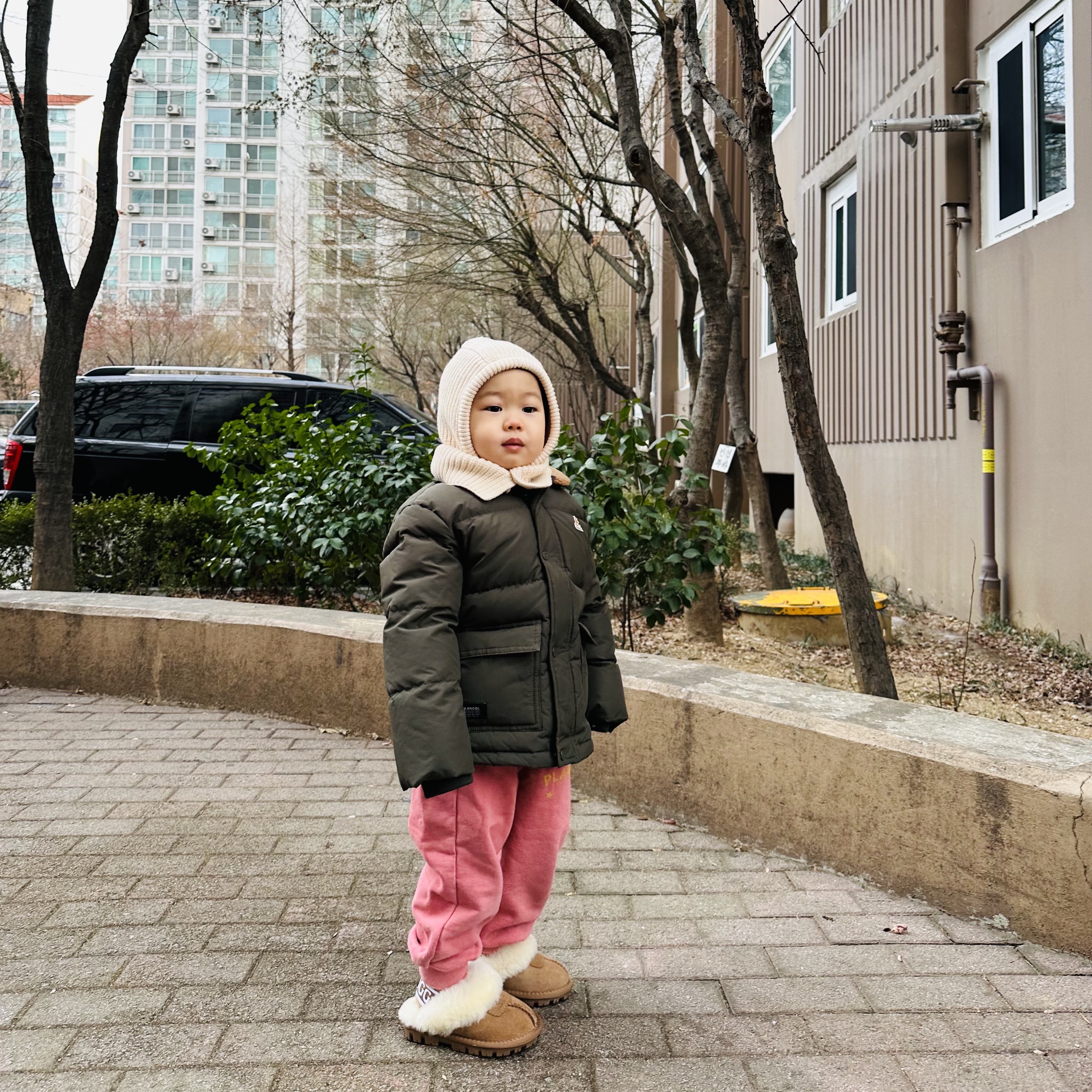 (Kids) UGG Funkette Slides Chestnut 착용 스타일 - 4