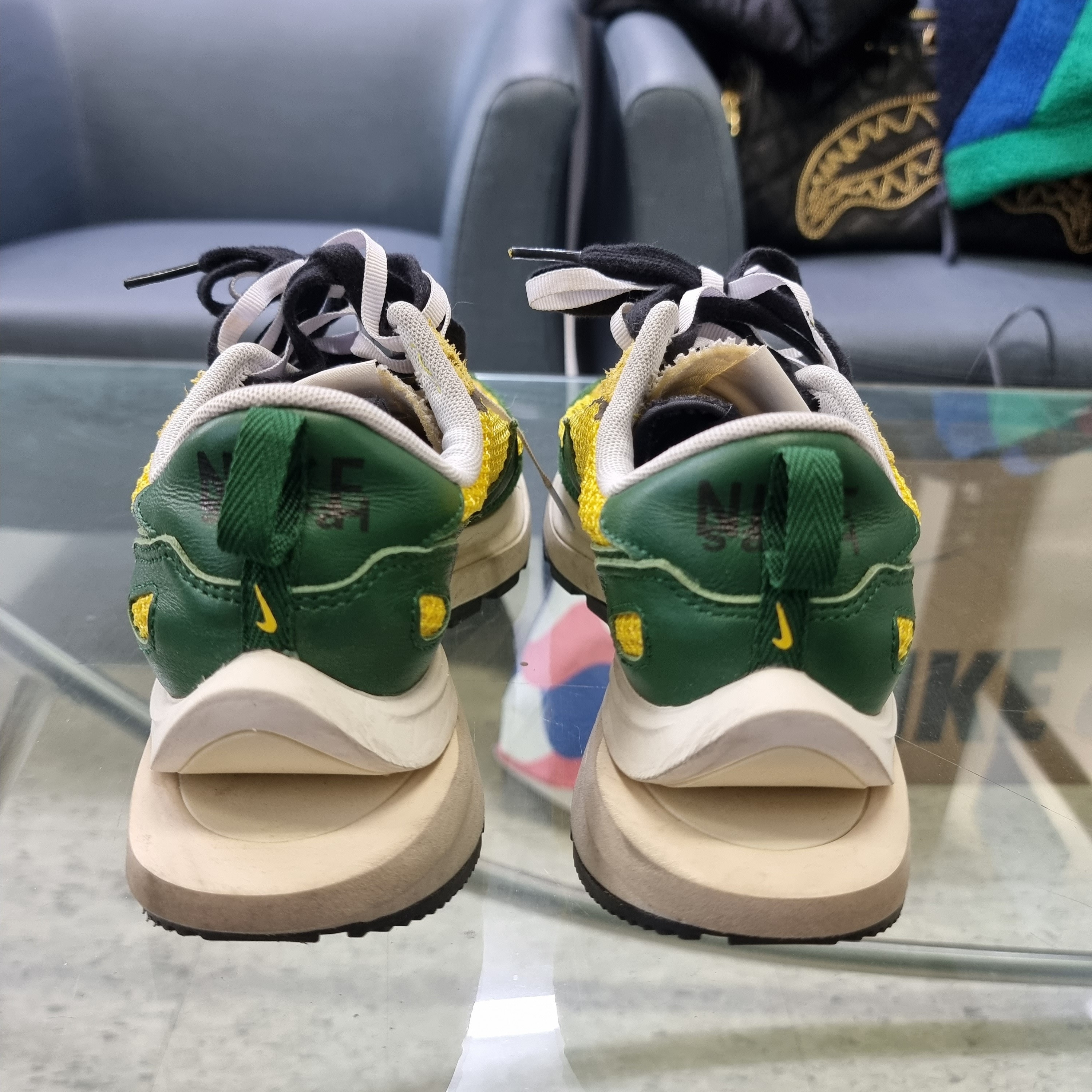 Nike x Sacai VaporWaffle Tour Yellow & Gorge Green Sail 착용 스타일 - 3
