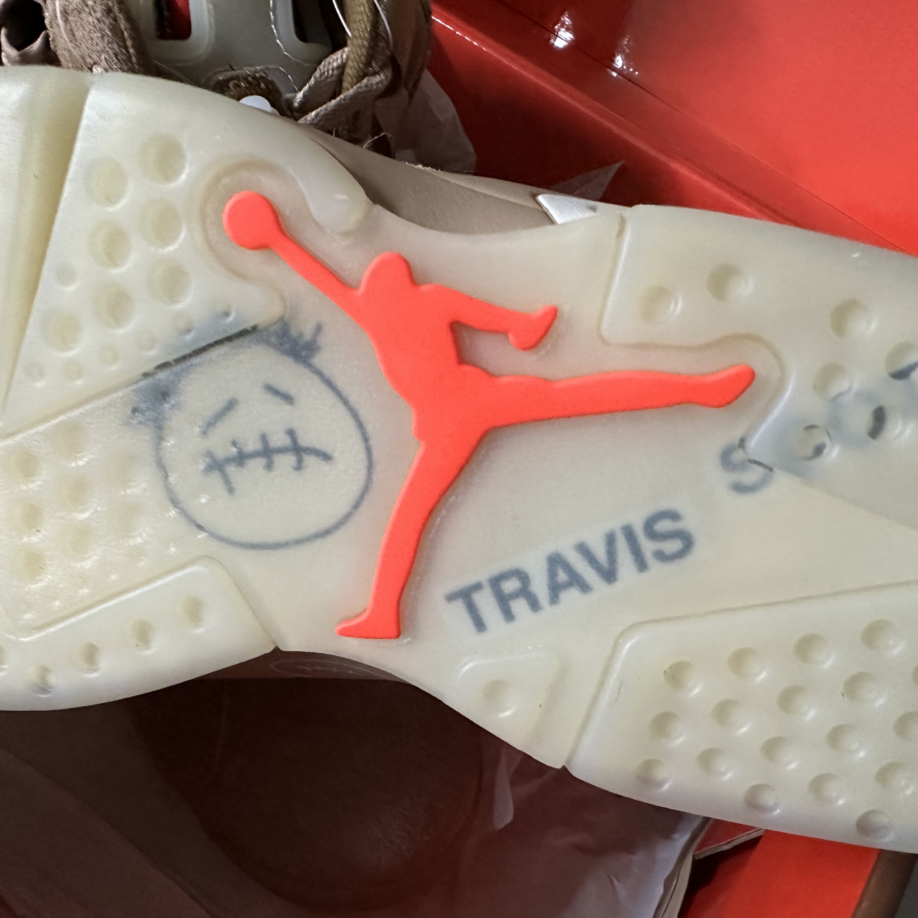 Jordan 6 x Travis Scott Retro SP British Khaki 착용 스타일 - 1